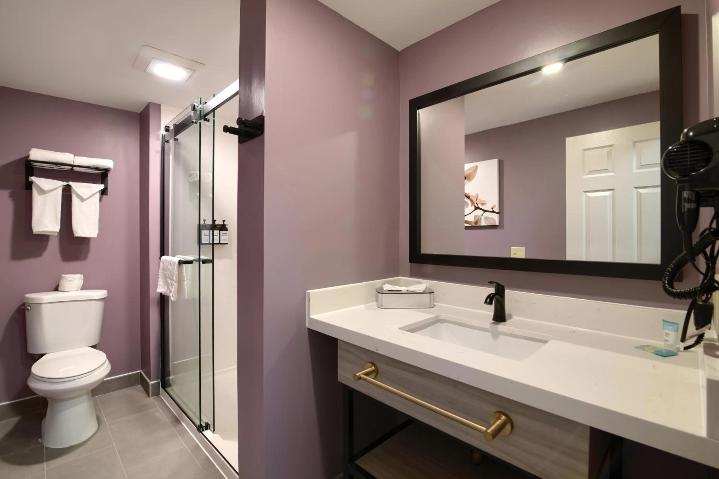 Bathroom in Knight's Inn Boston/Danvers