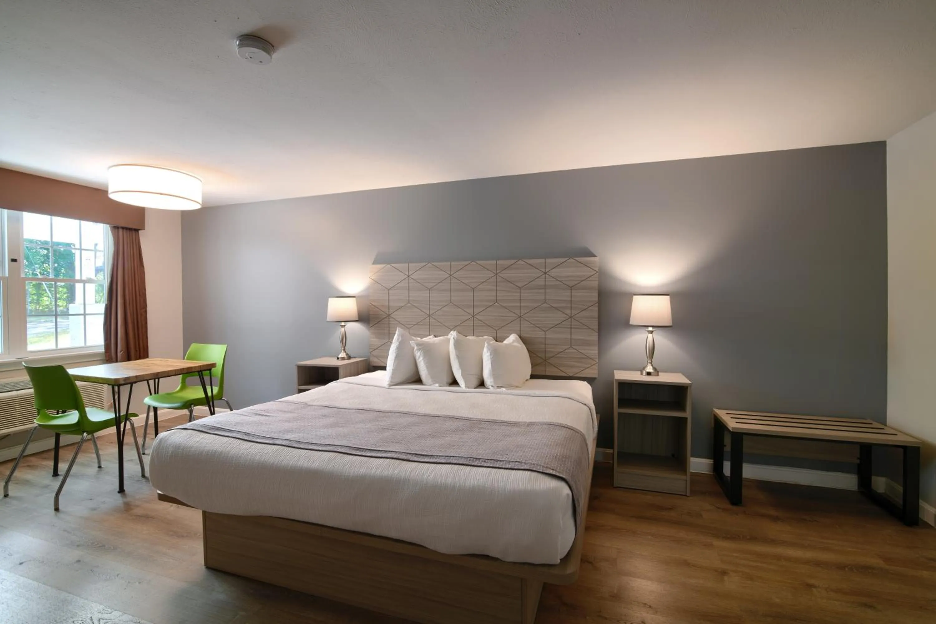 Bed in Knight's Inn Boston/Danvers