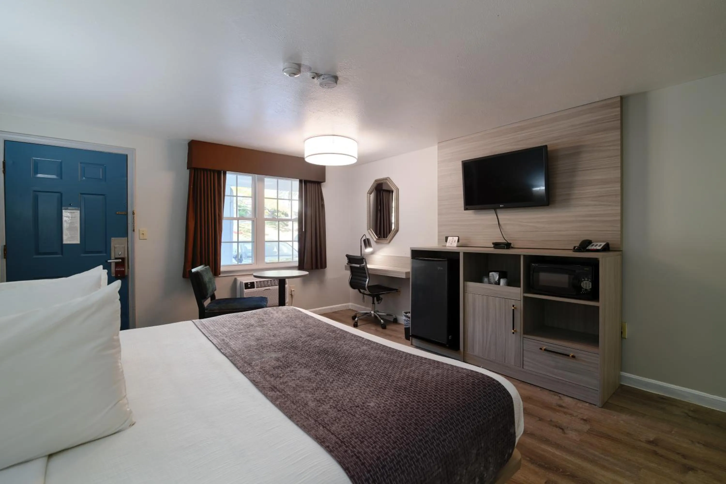 Bed in Knight's Inn Boston/Danvers