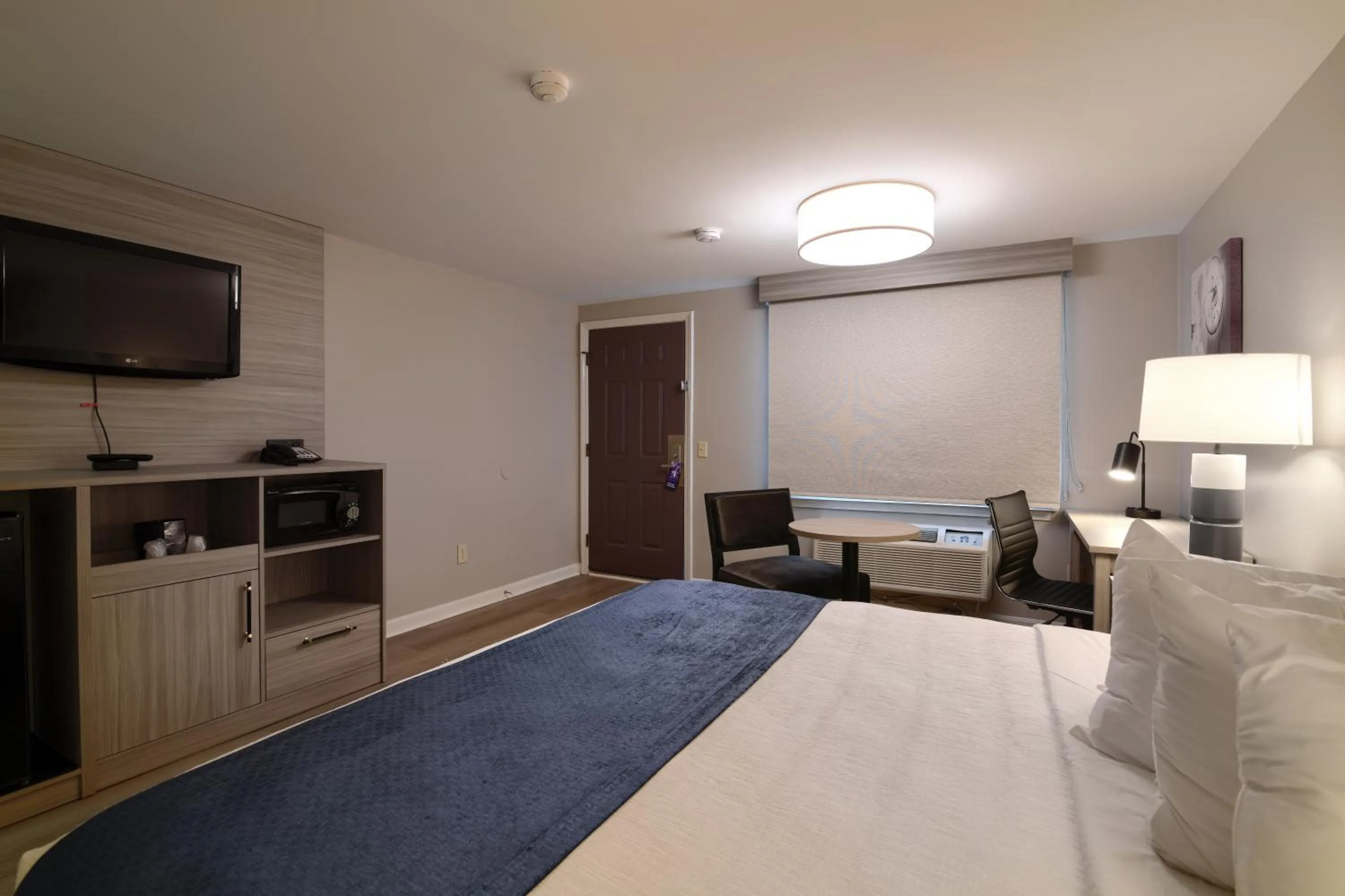 Bed in Knight's Inn Boston/Danvers