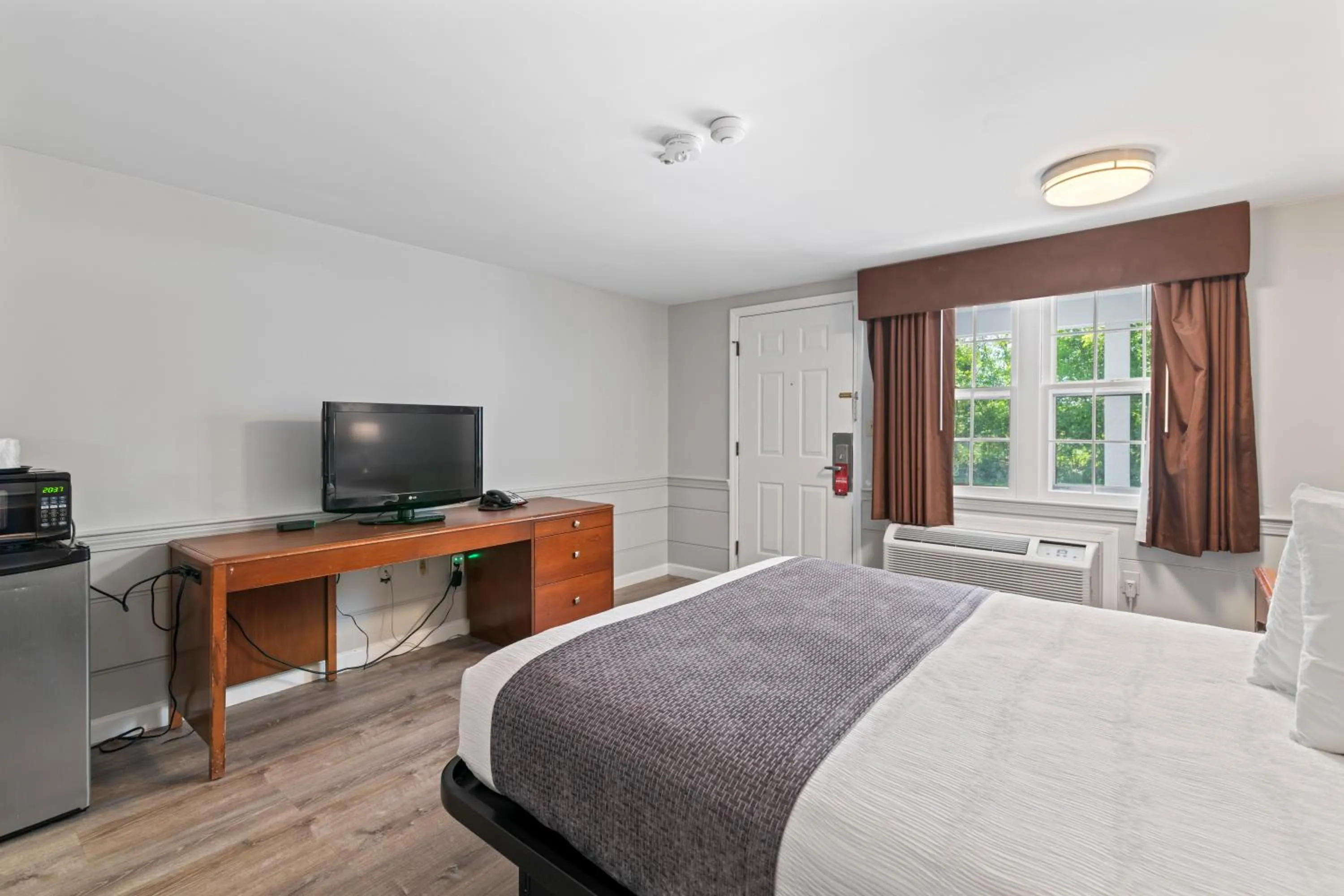 Photo of the whole room, Bed in Knight's Inn Boston/Danvers