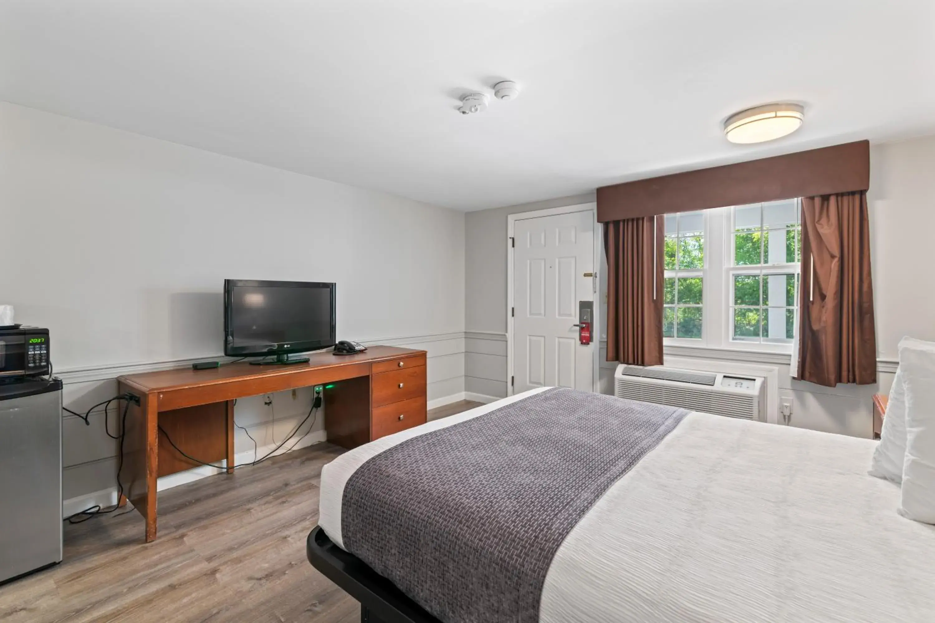 Photo of the whole room, Bed in Knight's Inn Boston/Danvers Photo of the whole room, Bed in Knight's Inn Boston/Danvers