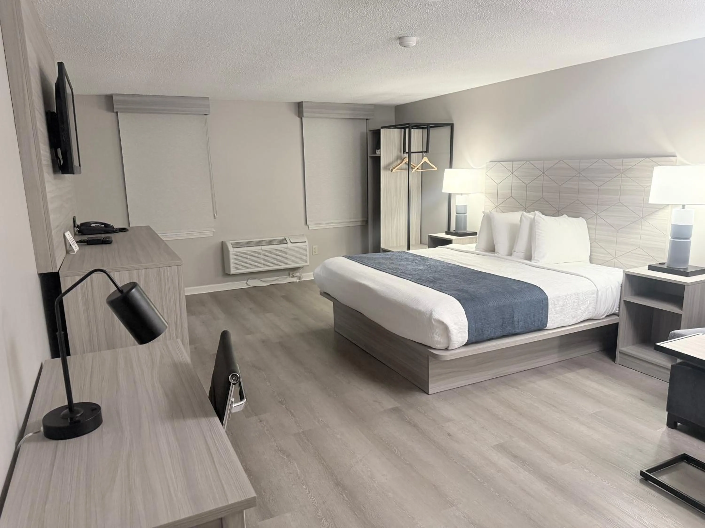 Bed in Knight's Inn Boston/Danvers