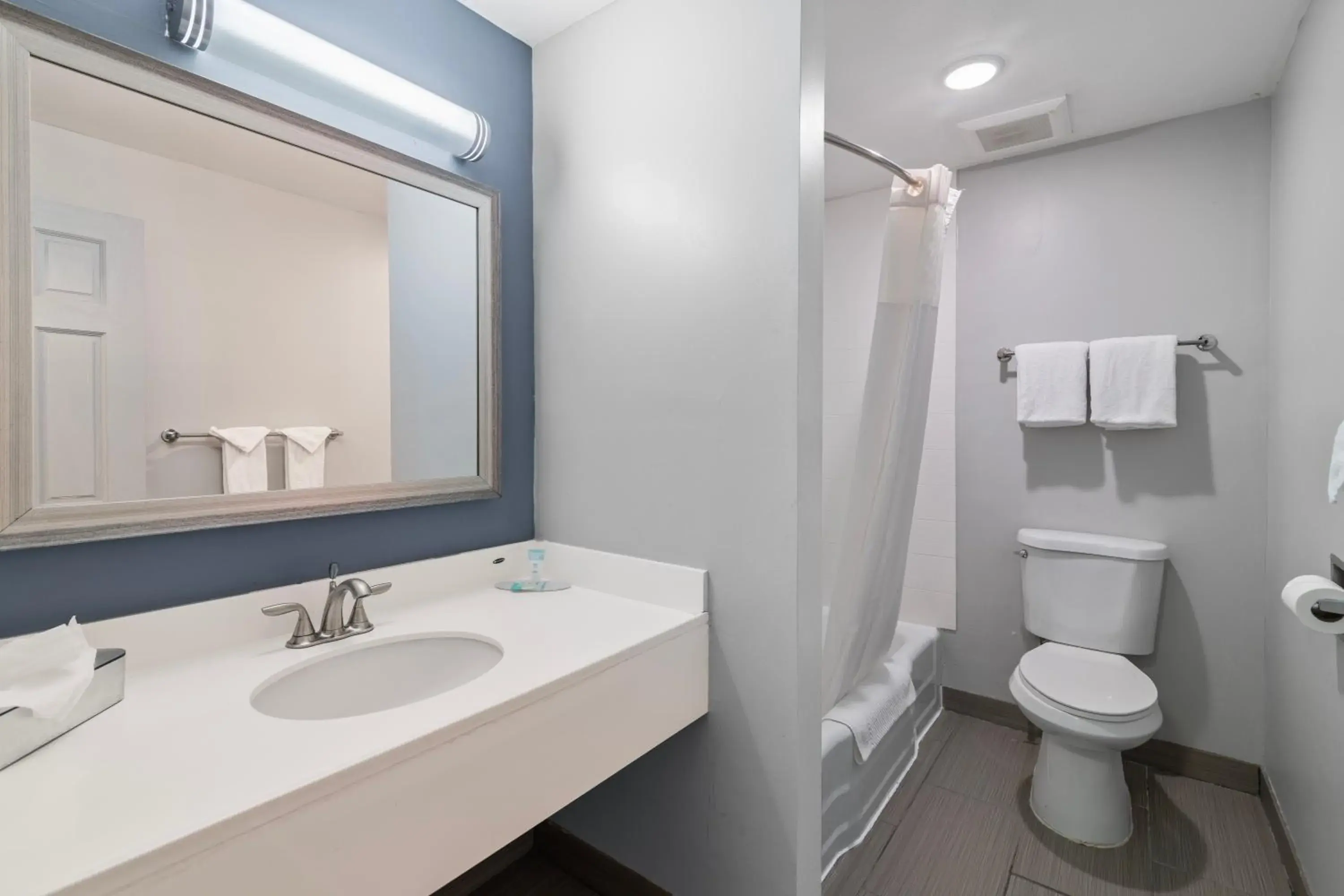 King Room - Non-Smoking in Knight's Inn Boston/Danvers King Room - Non-Smoking in Knight's Inn Boston/Danvers