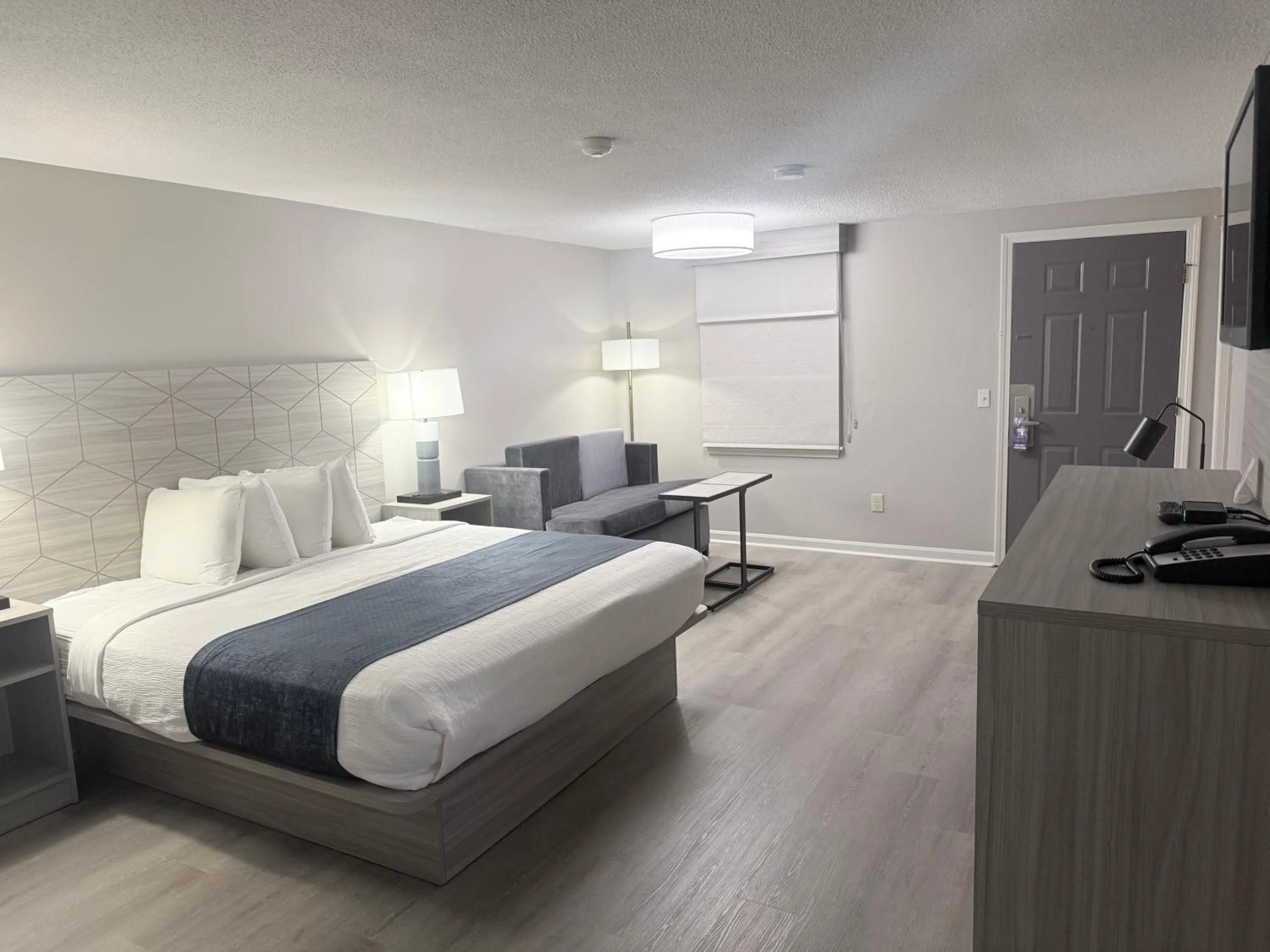 Bed in Knight's Inn Boston/Danvers