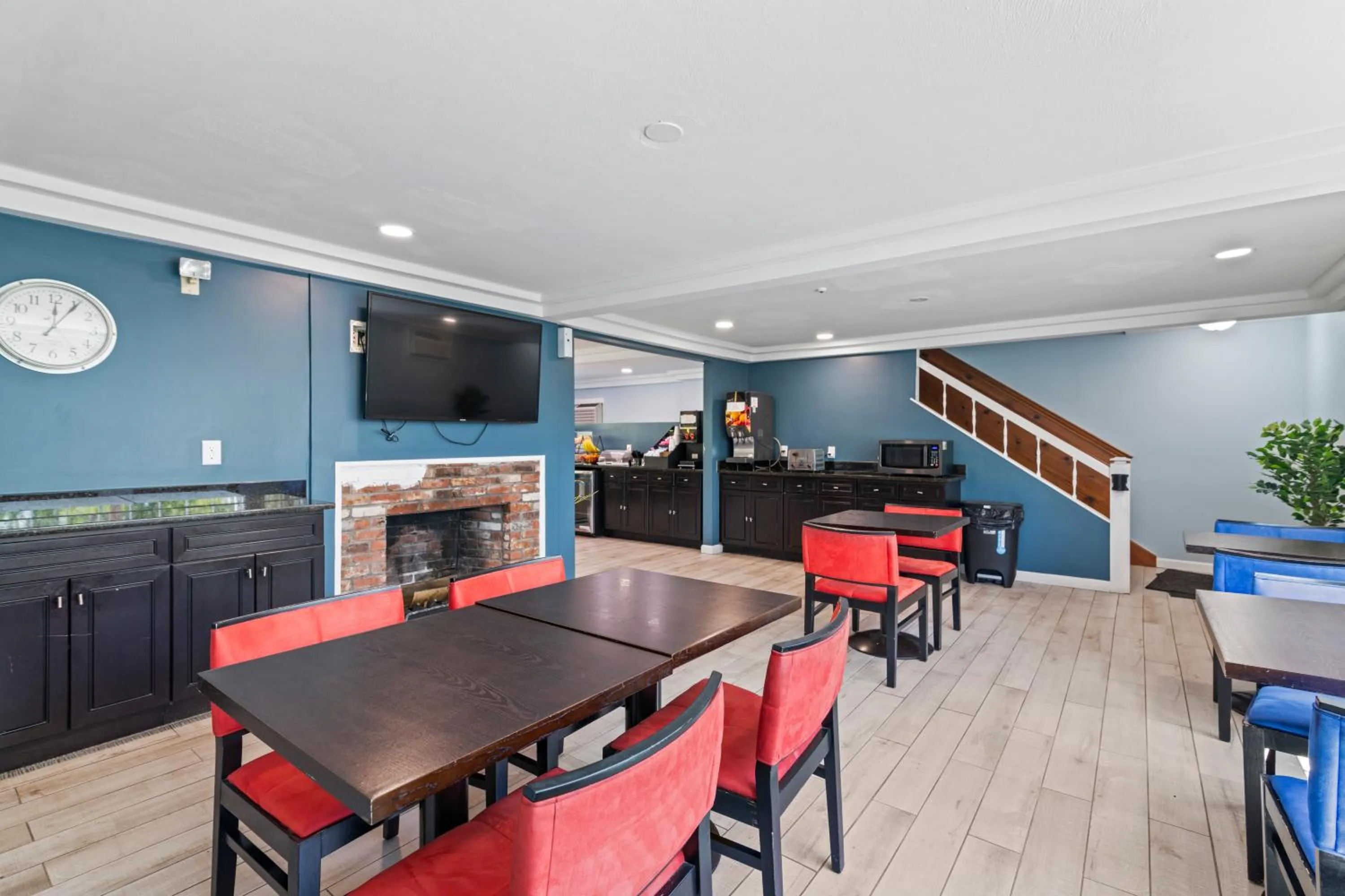 Dining area in Knight's Inn Boston/Danvers