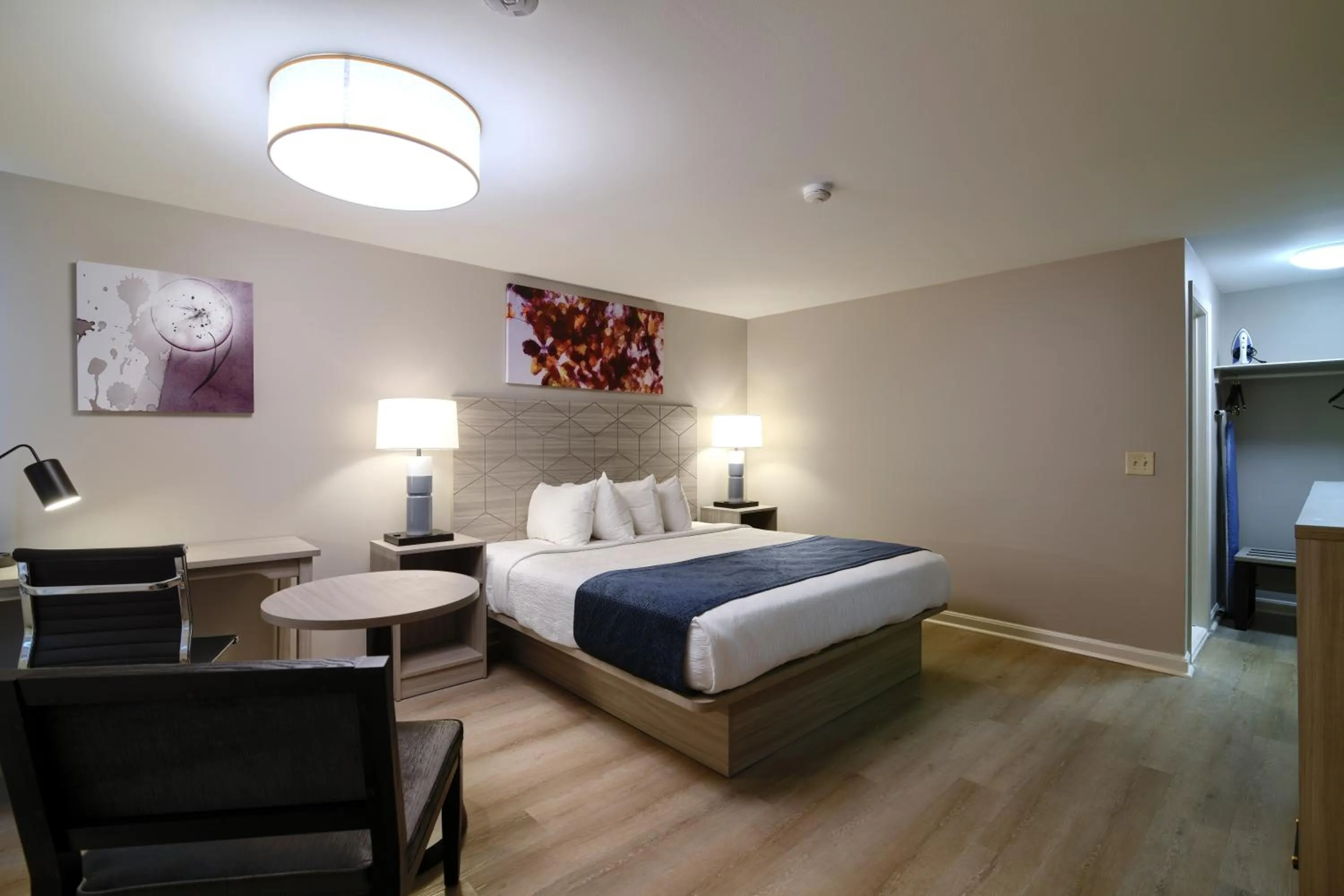 Bedroom, Bed in Knight's Inn Boston/Danvers