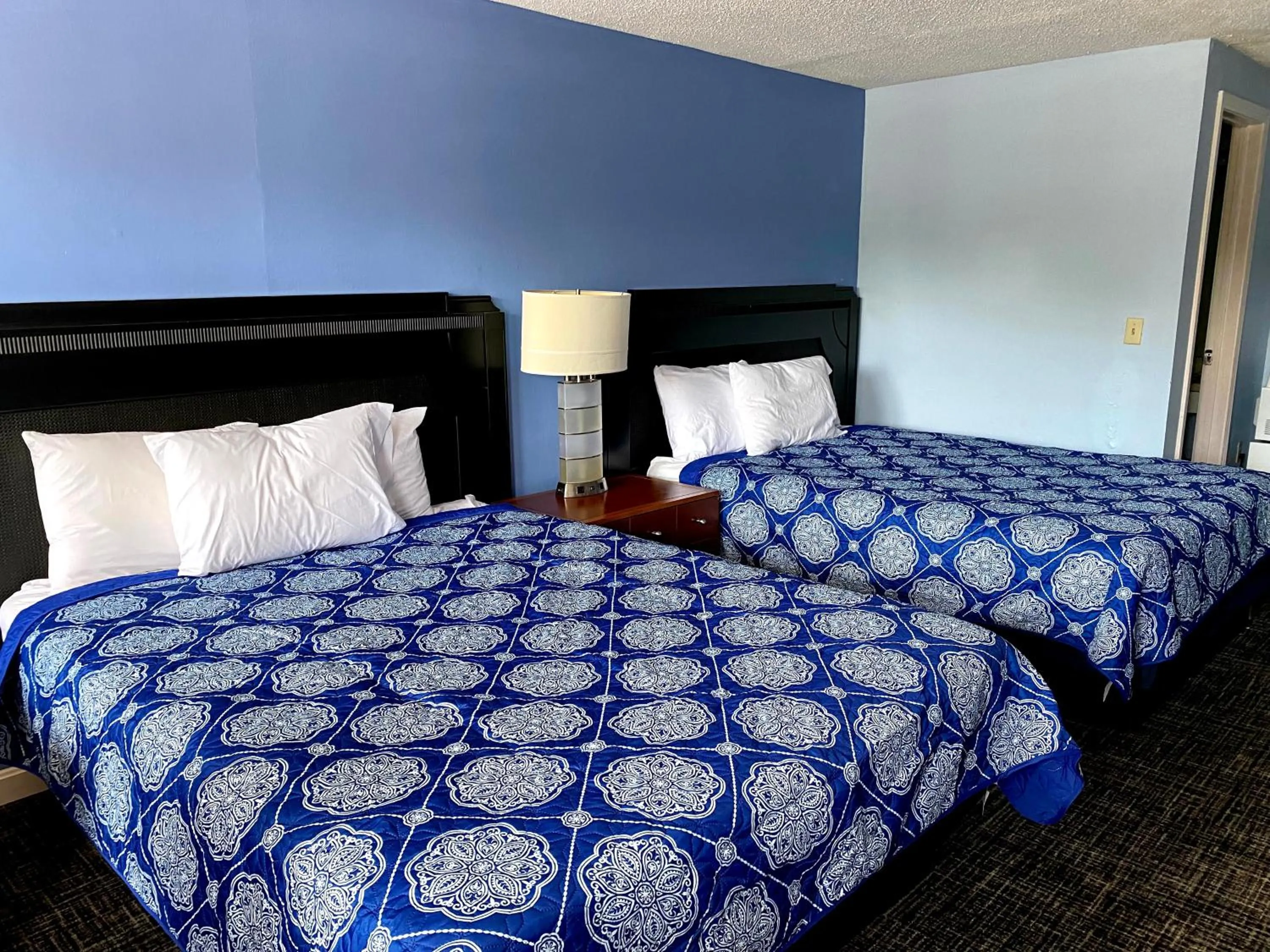 Bed in Economy Lodge 682 Main St Sturbridge