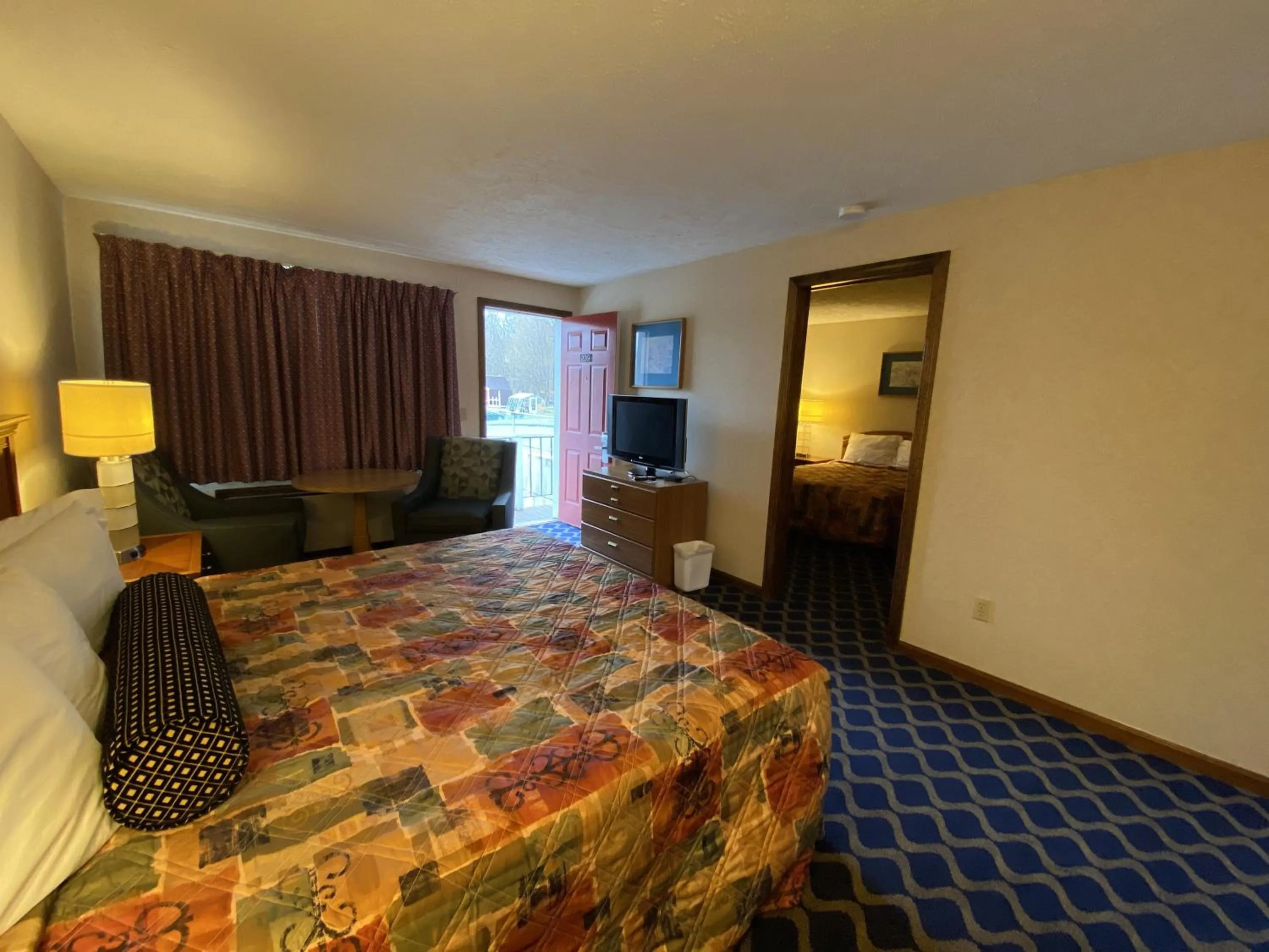 Bed in Economy Lodge 682 Main St Sturbridge