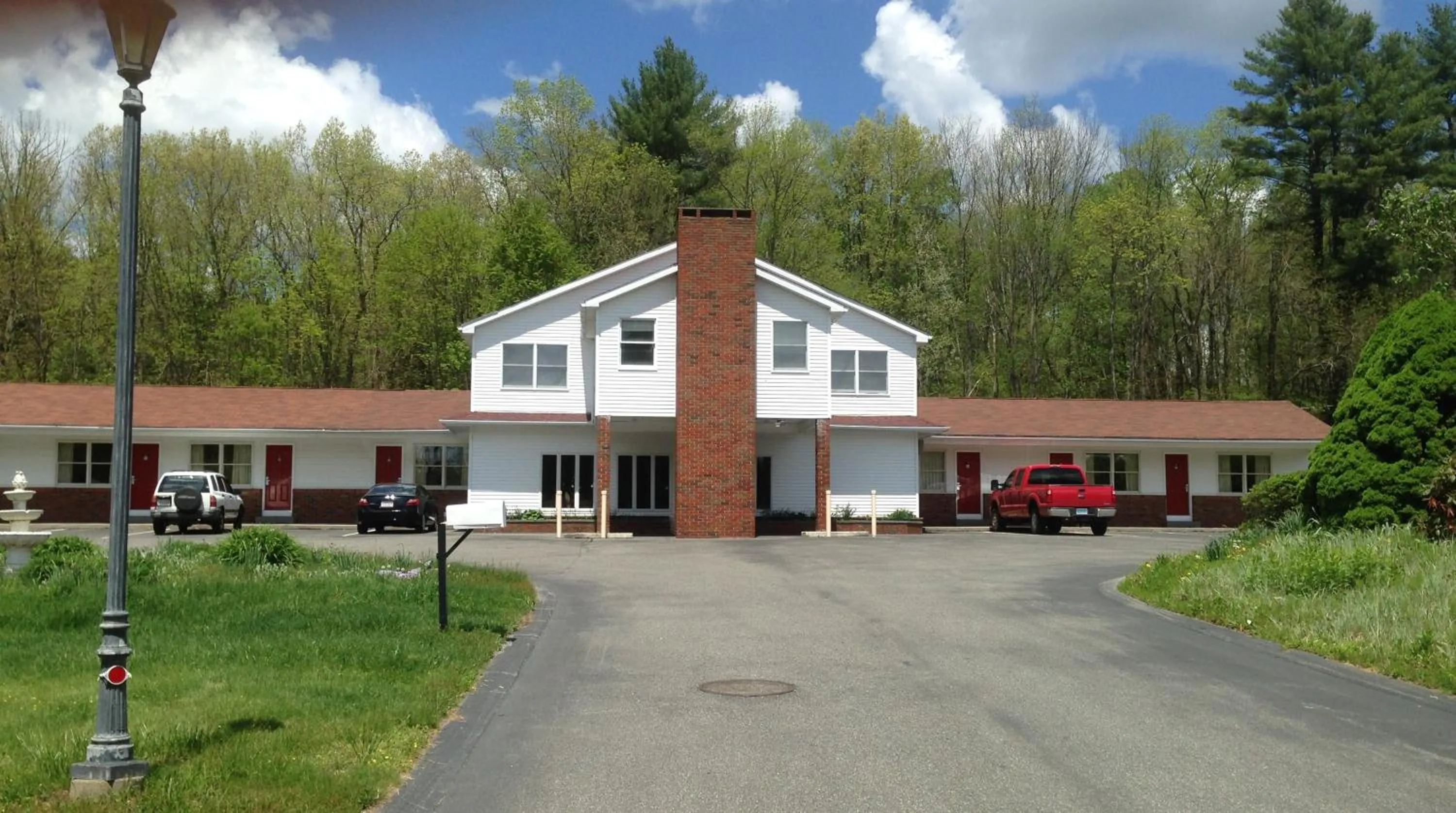 Property building in Economy Lodge 682 Main St Sturbridge