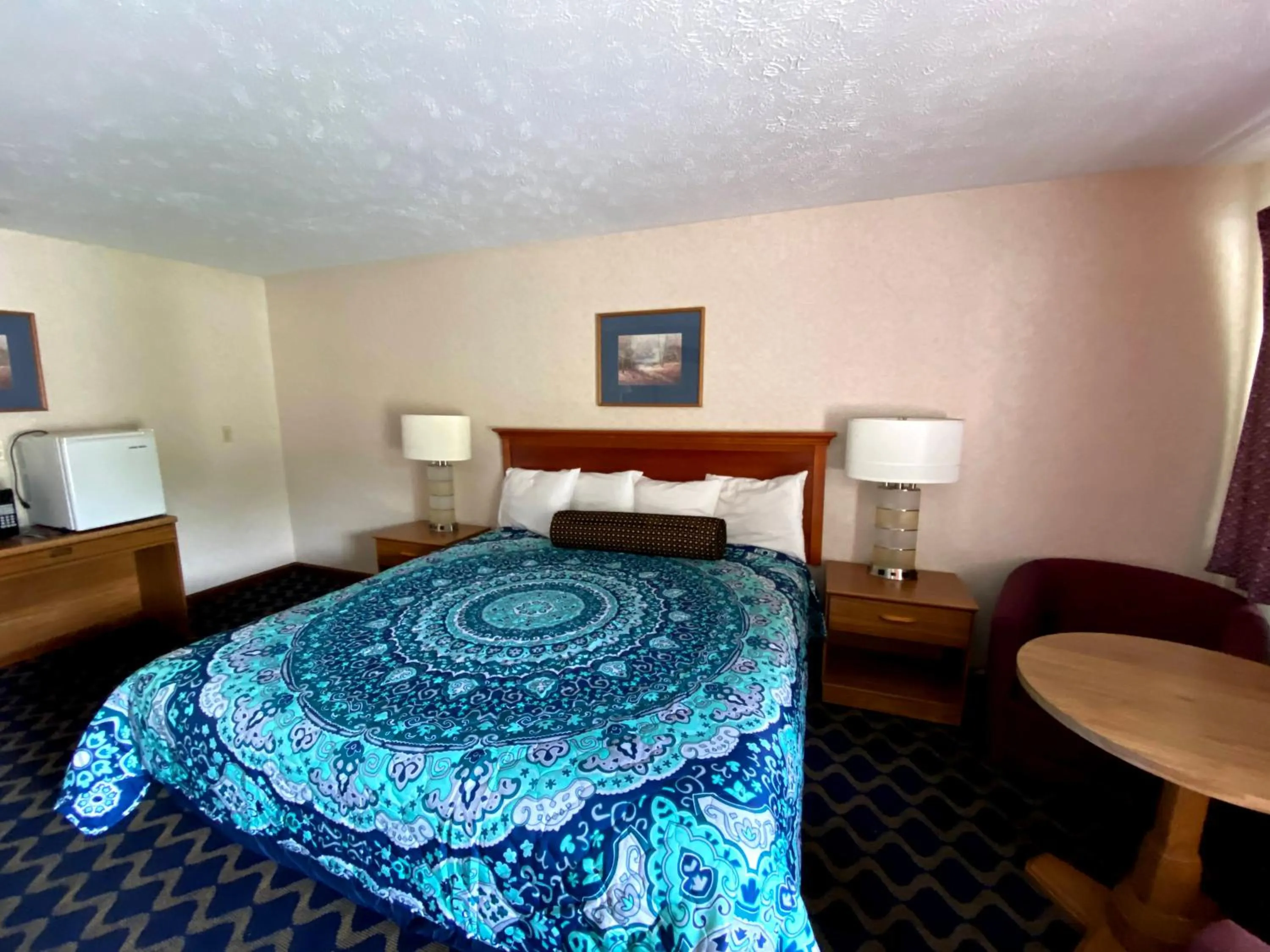 Bed in Economy Lodge 682 Main St Sturbridge