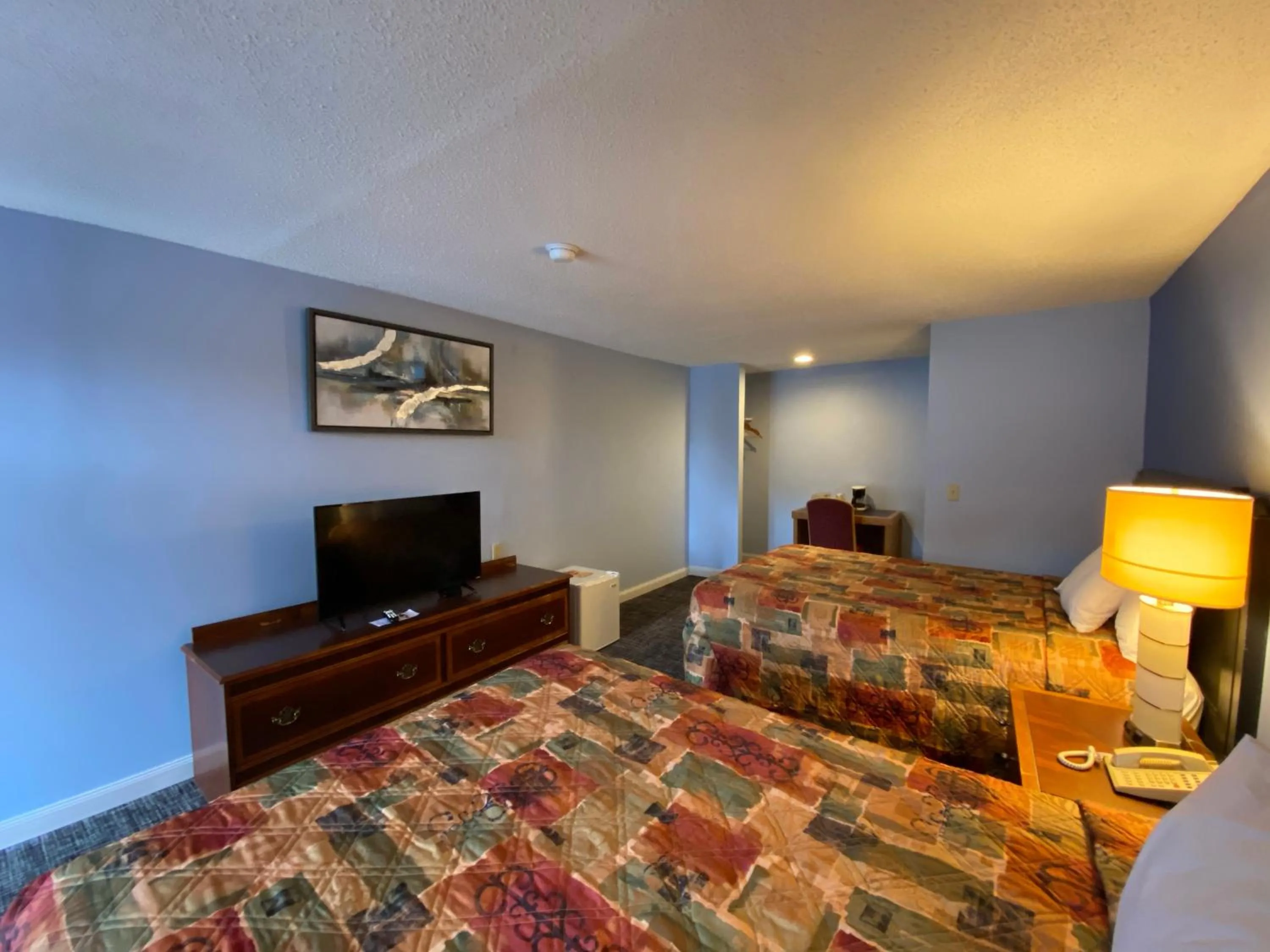 Bed in Economy Lodge 682 Main St Sturbridge