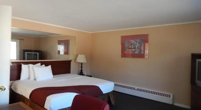 Photo of the whole room, Bed in Capri Motel