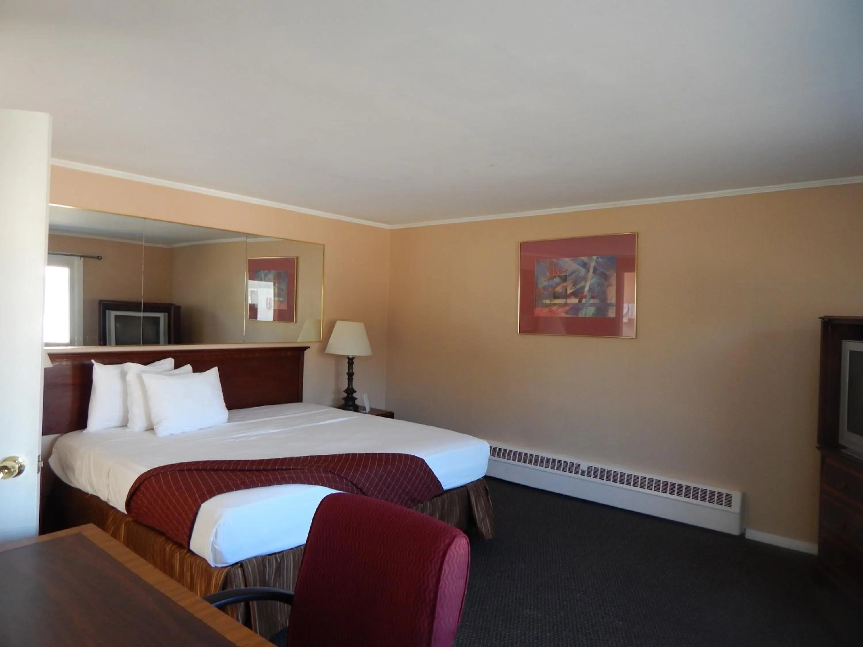 Photo of the whole room, Bed in Capri Motel