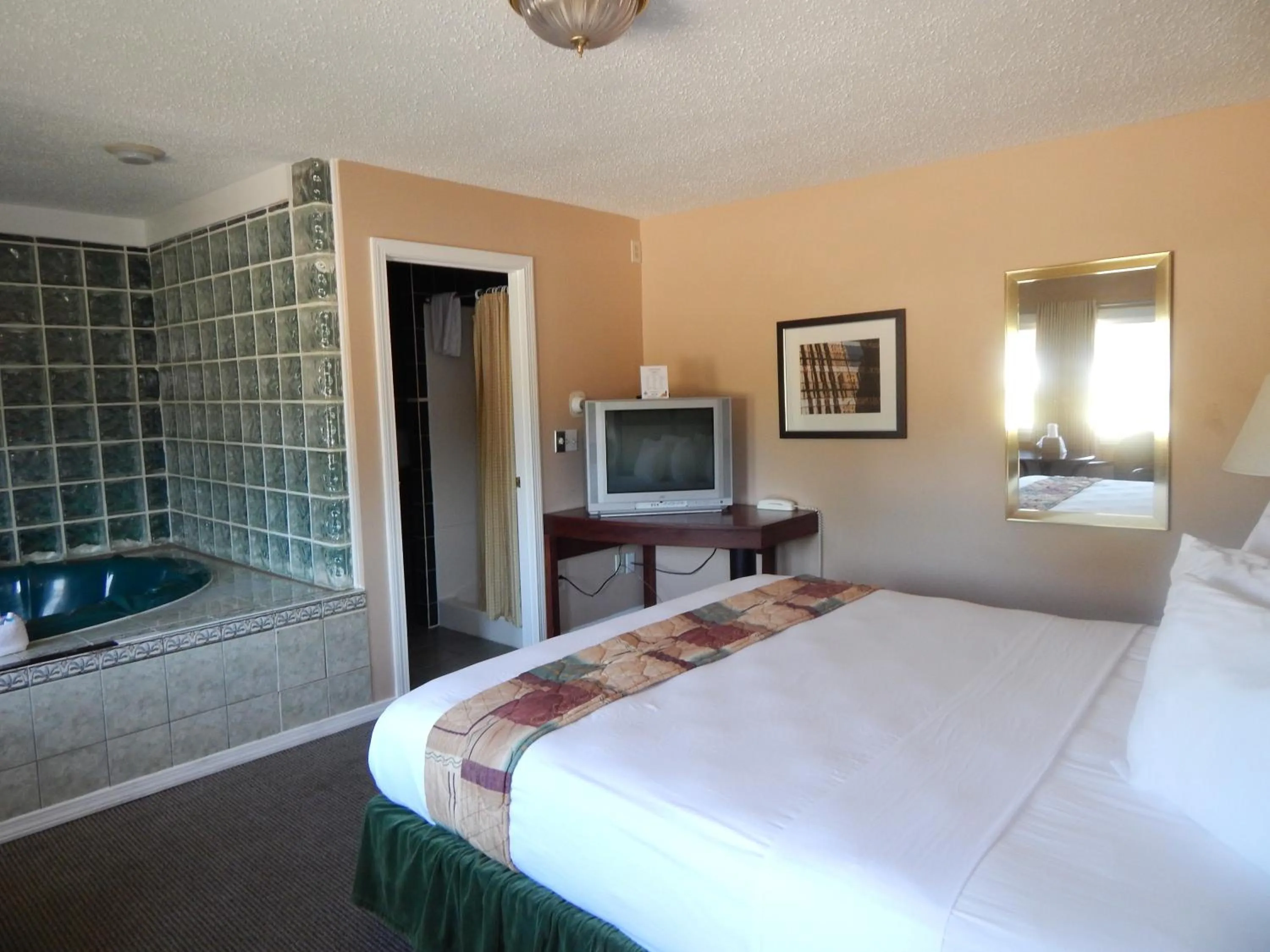 Day, Bed in Capri Motel