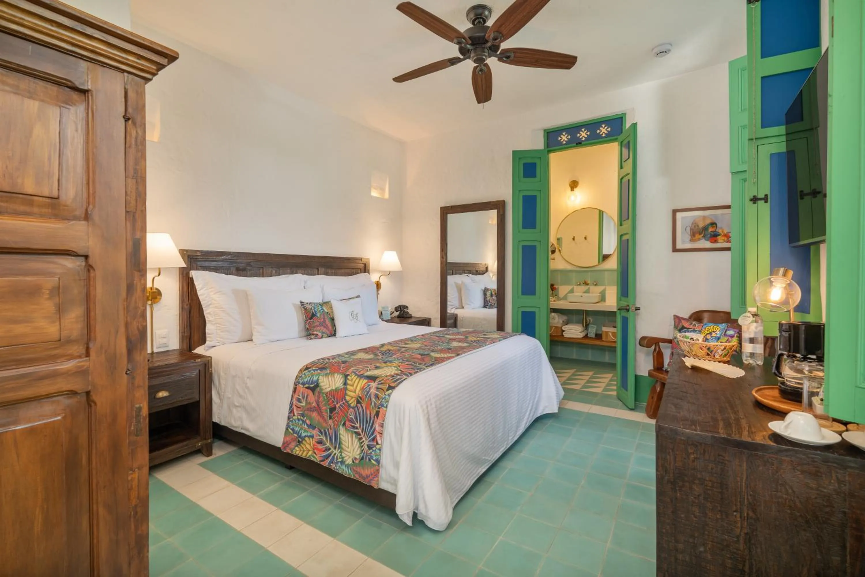 Photo of the whole room, Bed in Casa Cedrela Hotel Boutique -Cauca Viejo- Mayores de 14 años