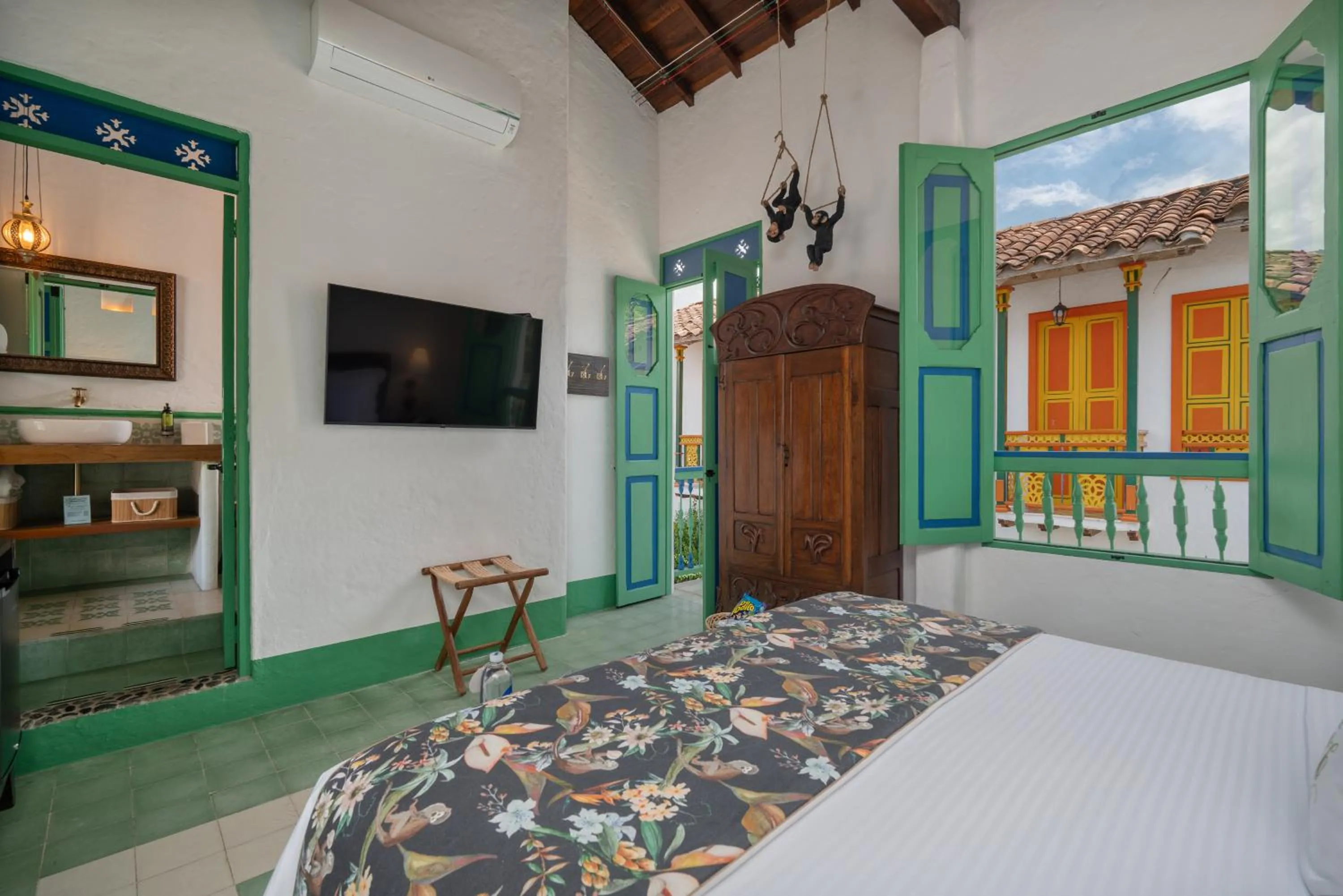 TV and multimedia, Bed in Casa Cedrela Hotel Boutique -Cauca Viejo- Mayores de 14 años