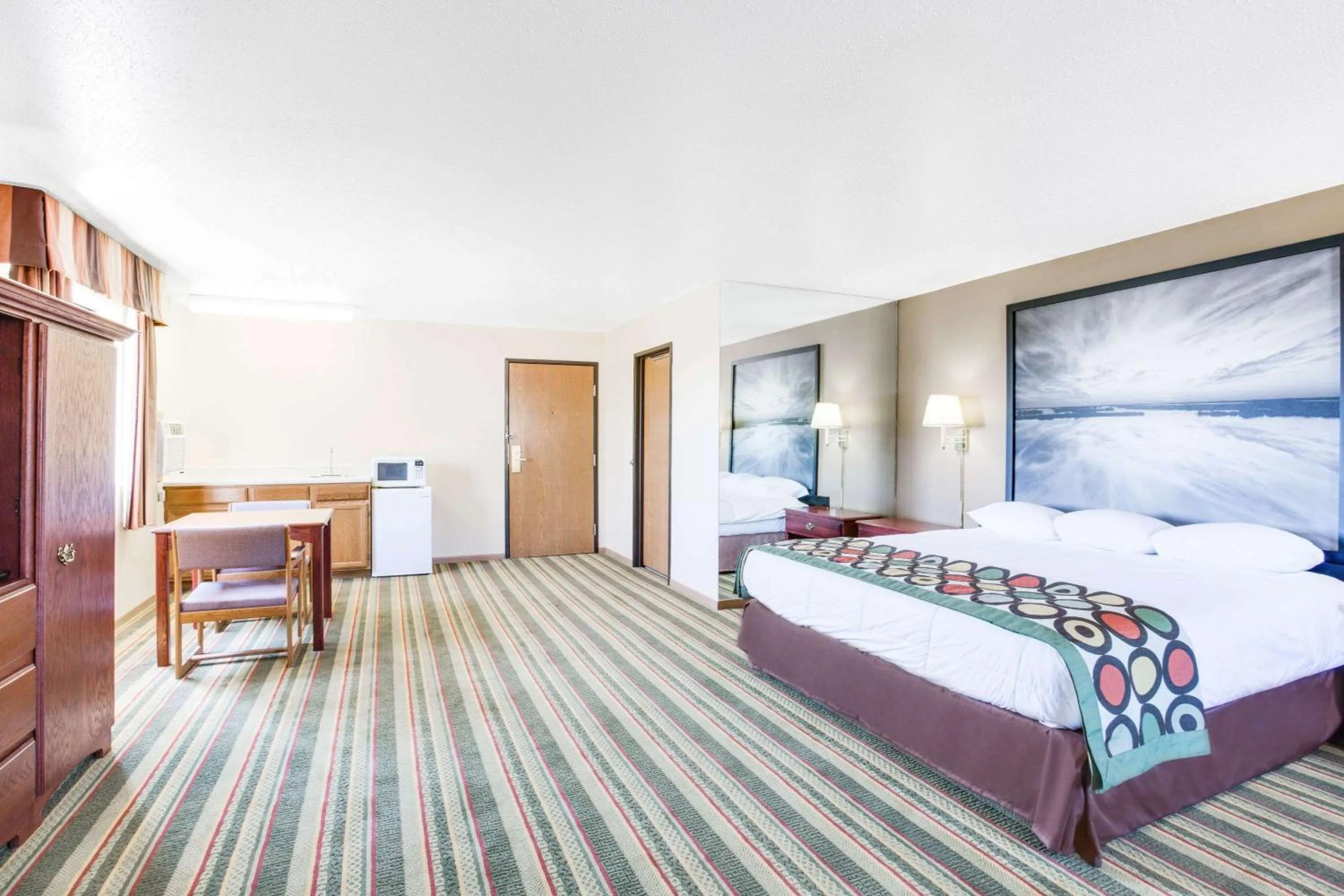 Photo of the whole room, Bed in Super 8 by Wyndham Mitchell