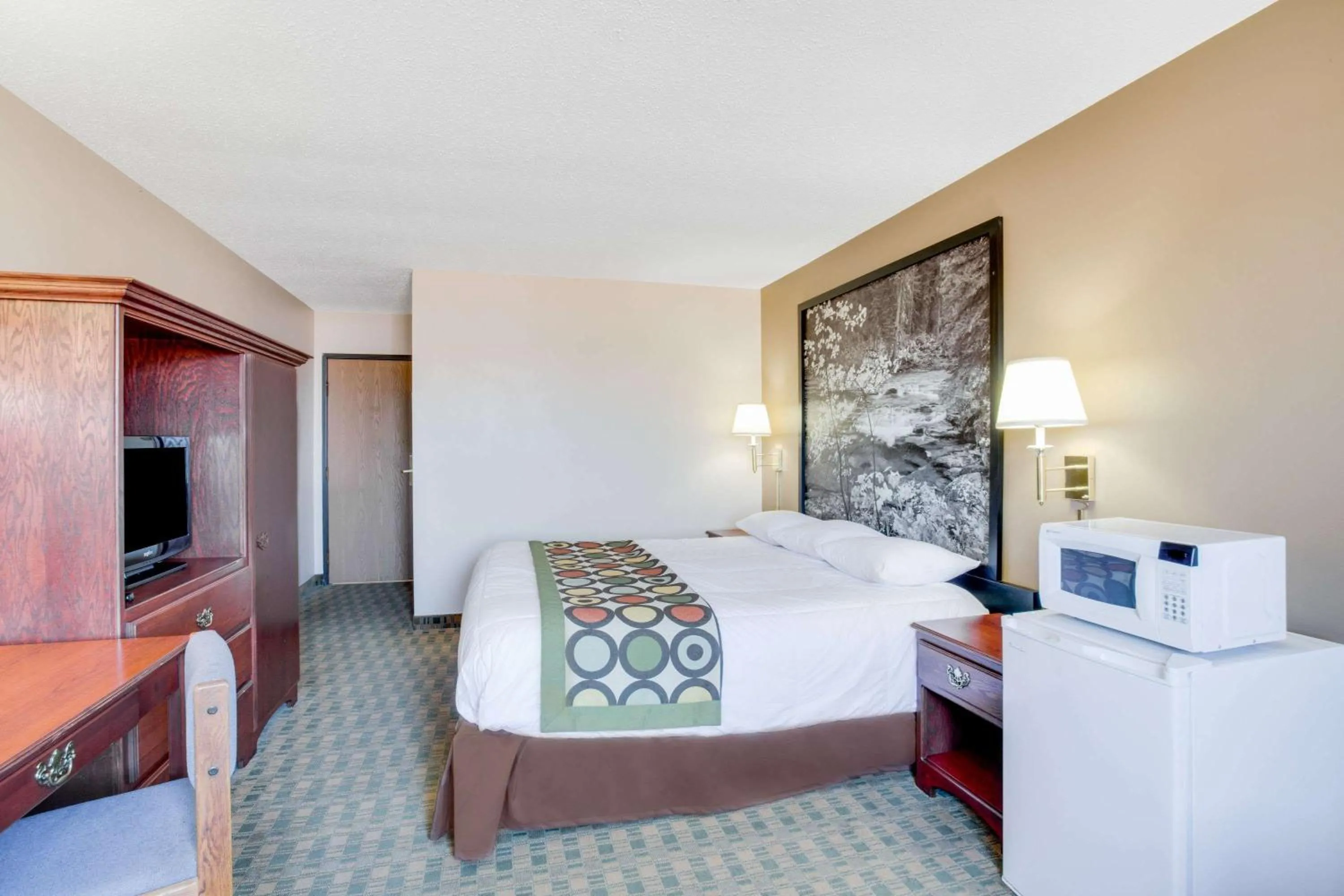 Photo of the whole room, Bed in Super 8 by Wyndham Mitchell