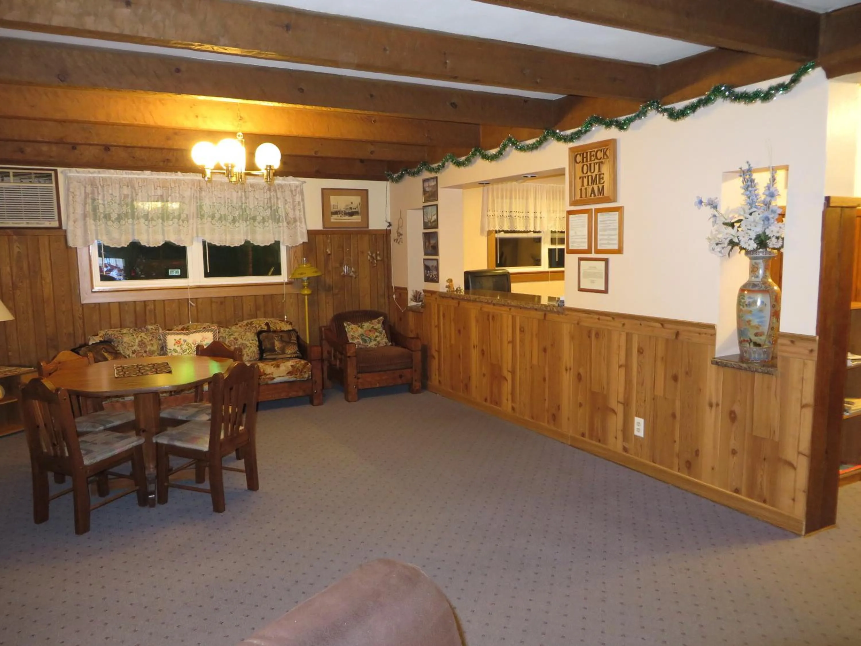 Lobby or reception in Travelers Inn Motel