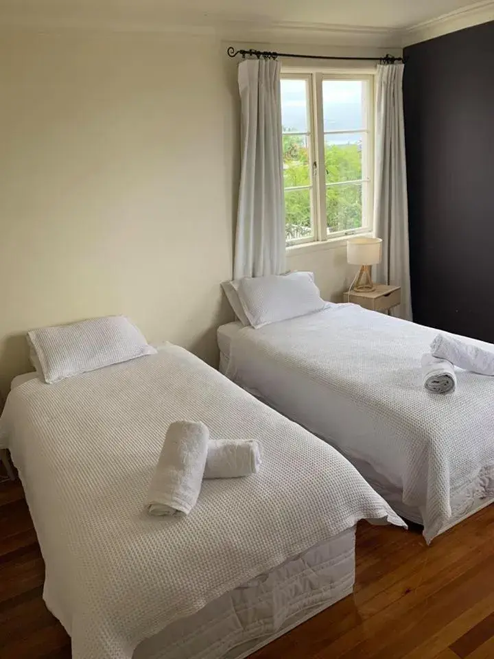 Twin Room with Balcony and Shared Bathroom in Kiwi Heritage Homestay Twin Room with Balcony and Shared Bathroom in Kiwi Heritage Homestay