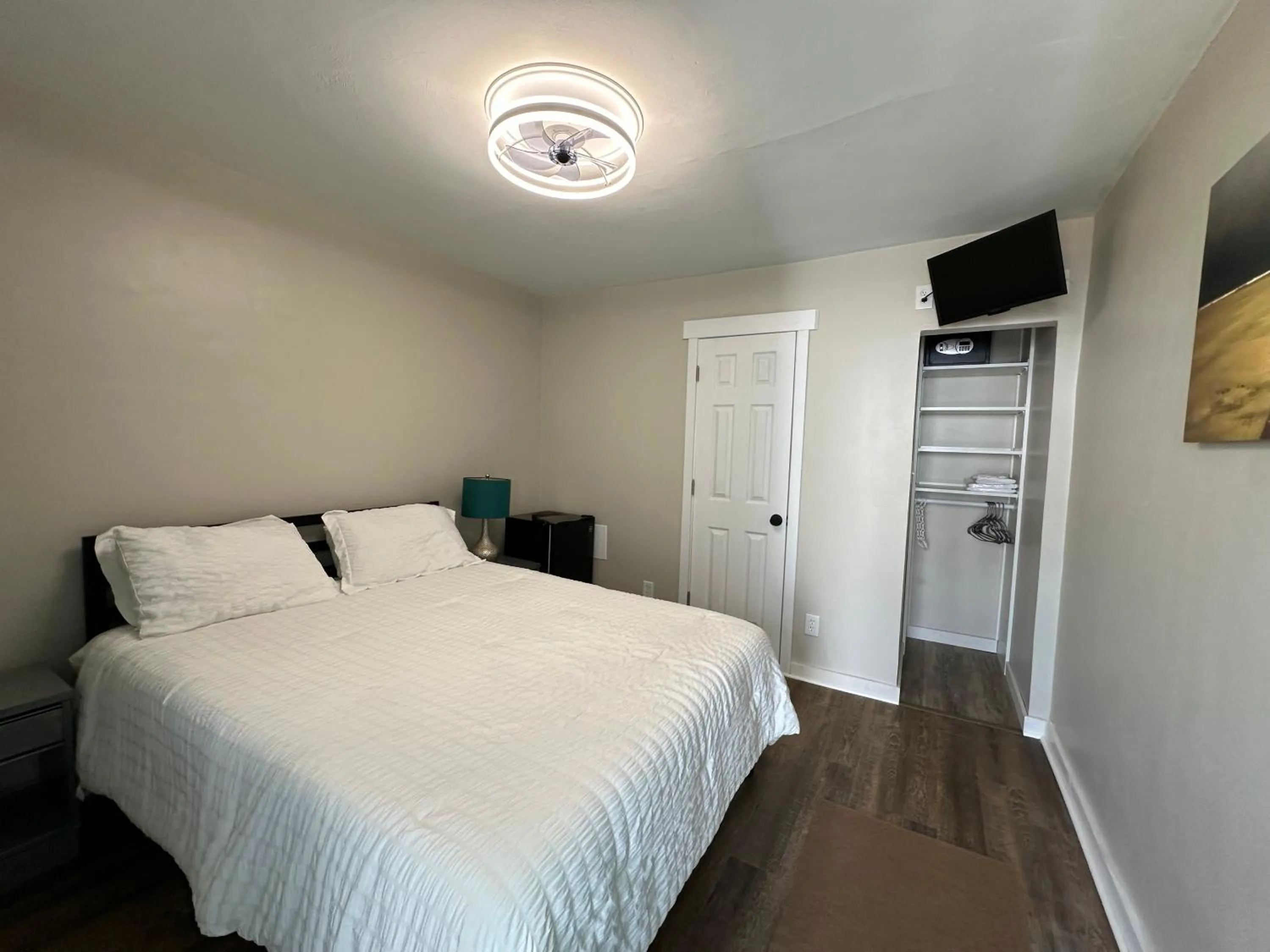 Bed in Hotel on Magnolia East 'HOME'