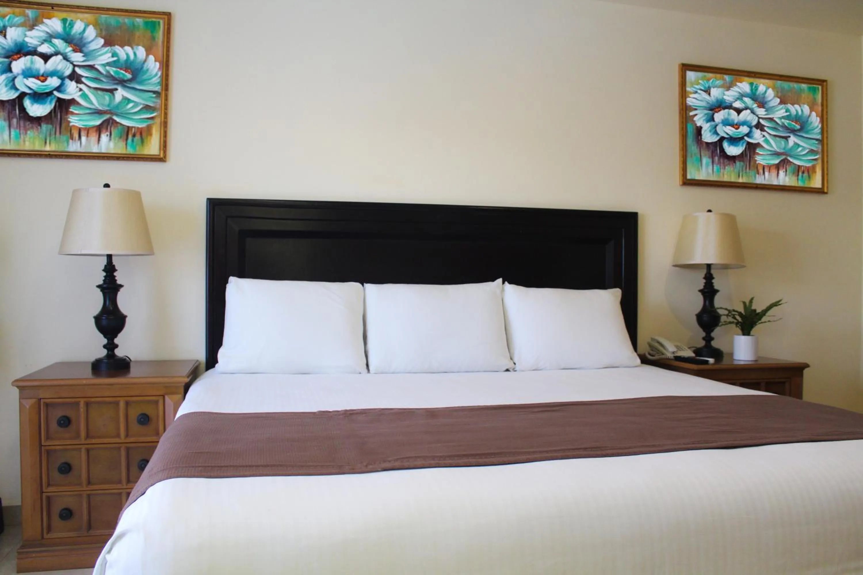 towels, Bed in Hotel Partenon Beach