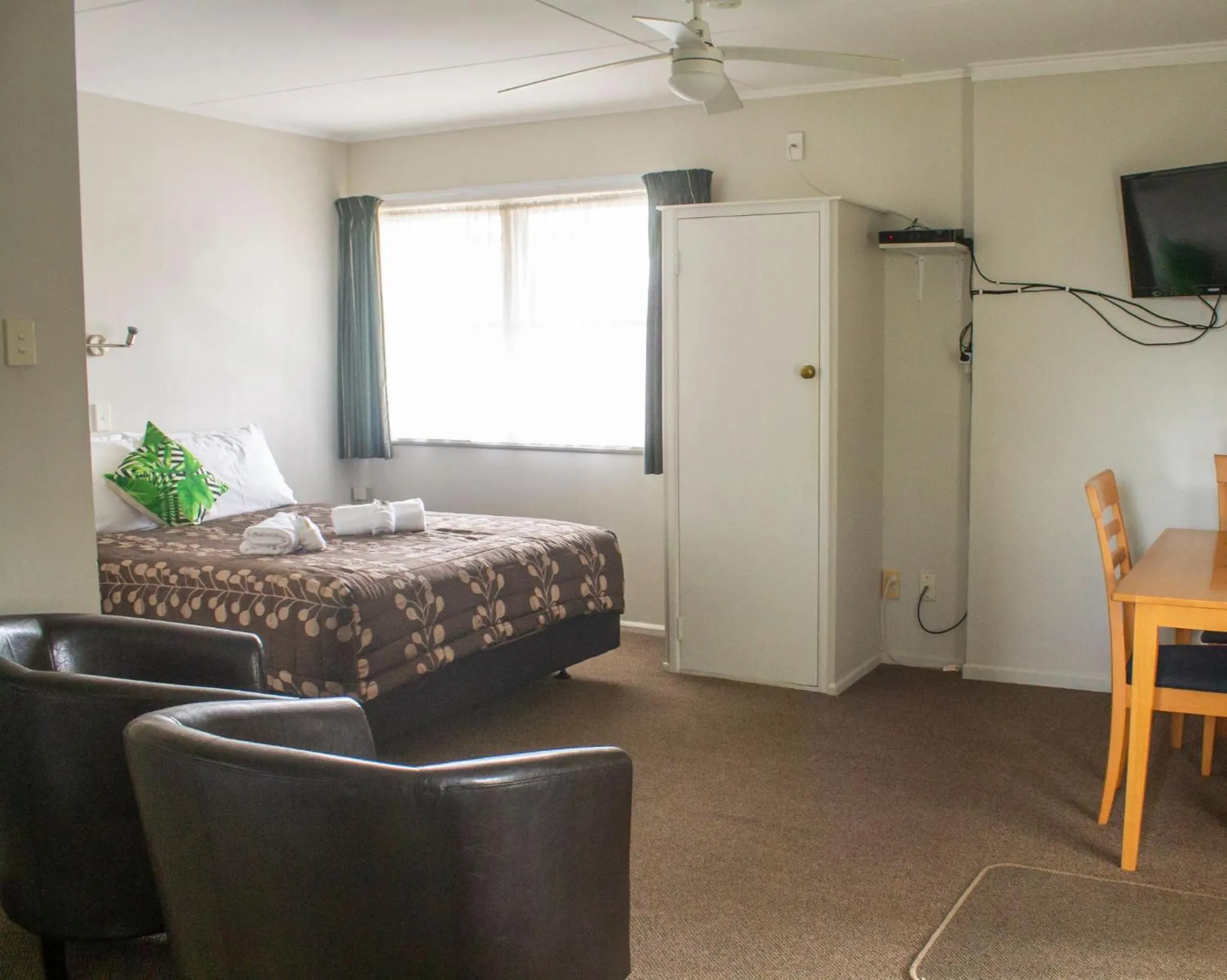 Living room, Bed in Palm Motel Waihi