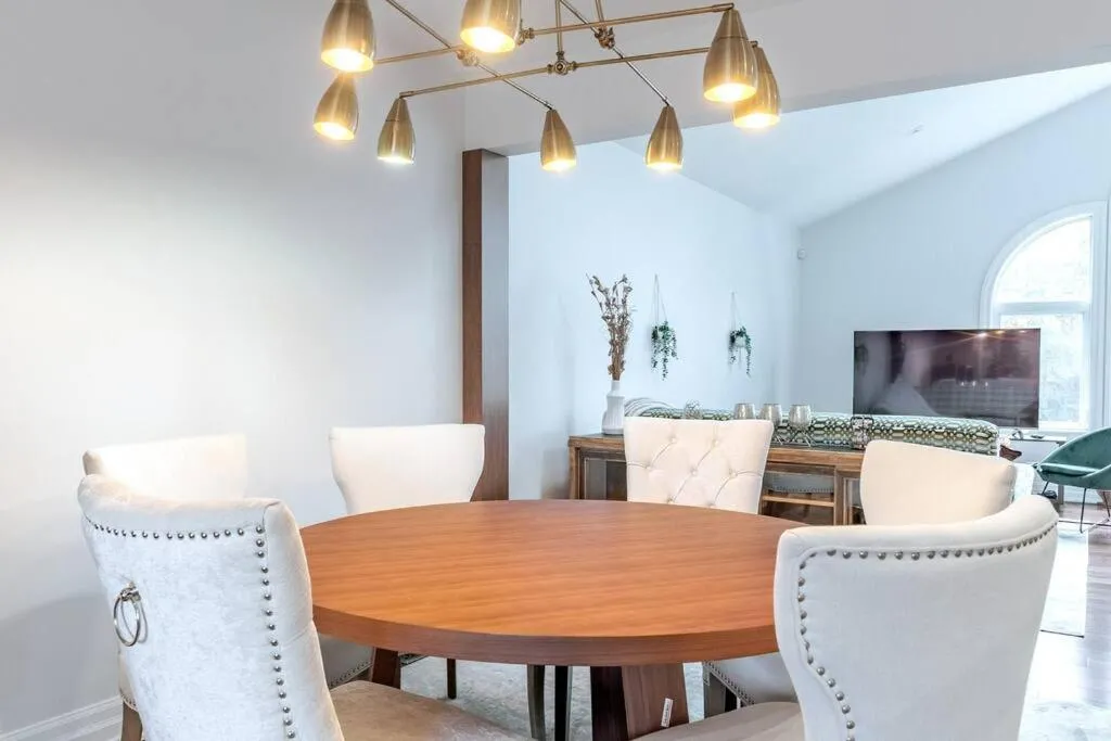 Luxurious and Spacious 4BR Home Near Downtown