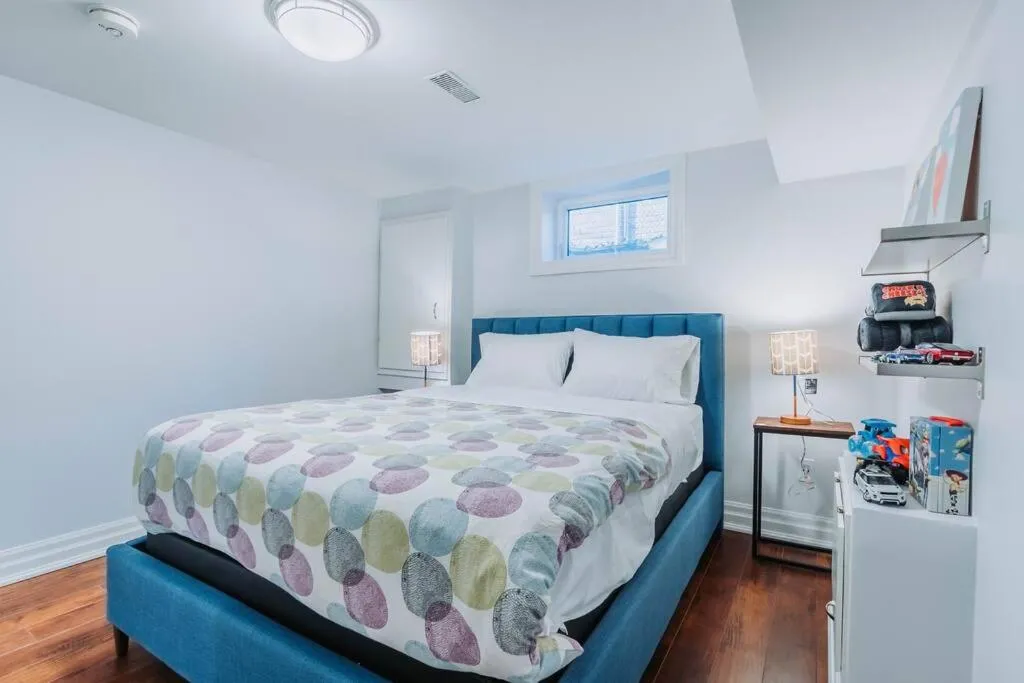 Bed in Luxurious and Spacious 4BR Home Near Downtown