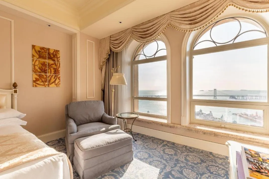 Bed in The Castle Hotel, a Luxury Collection Hotel, Dalian