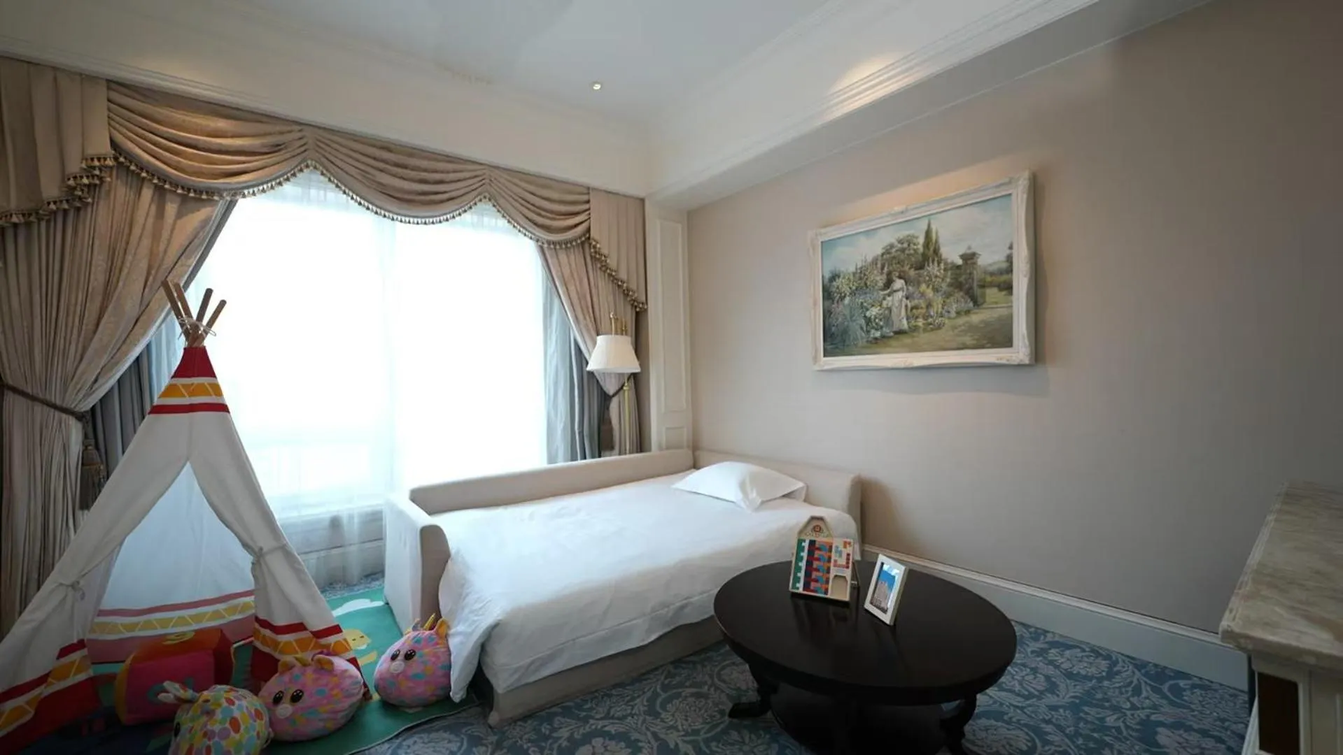 Bed in The Castle Hotel, a Luxury Collection Hotel, Dalian