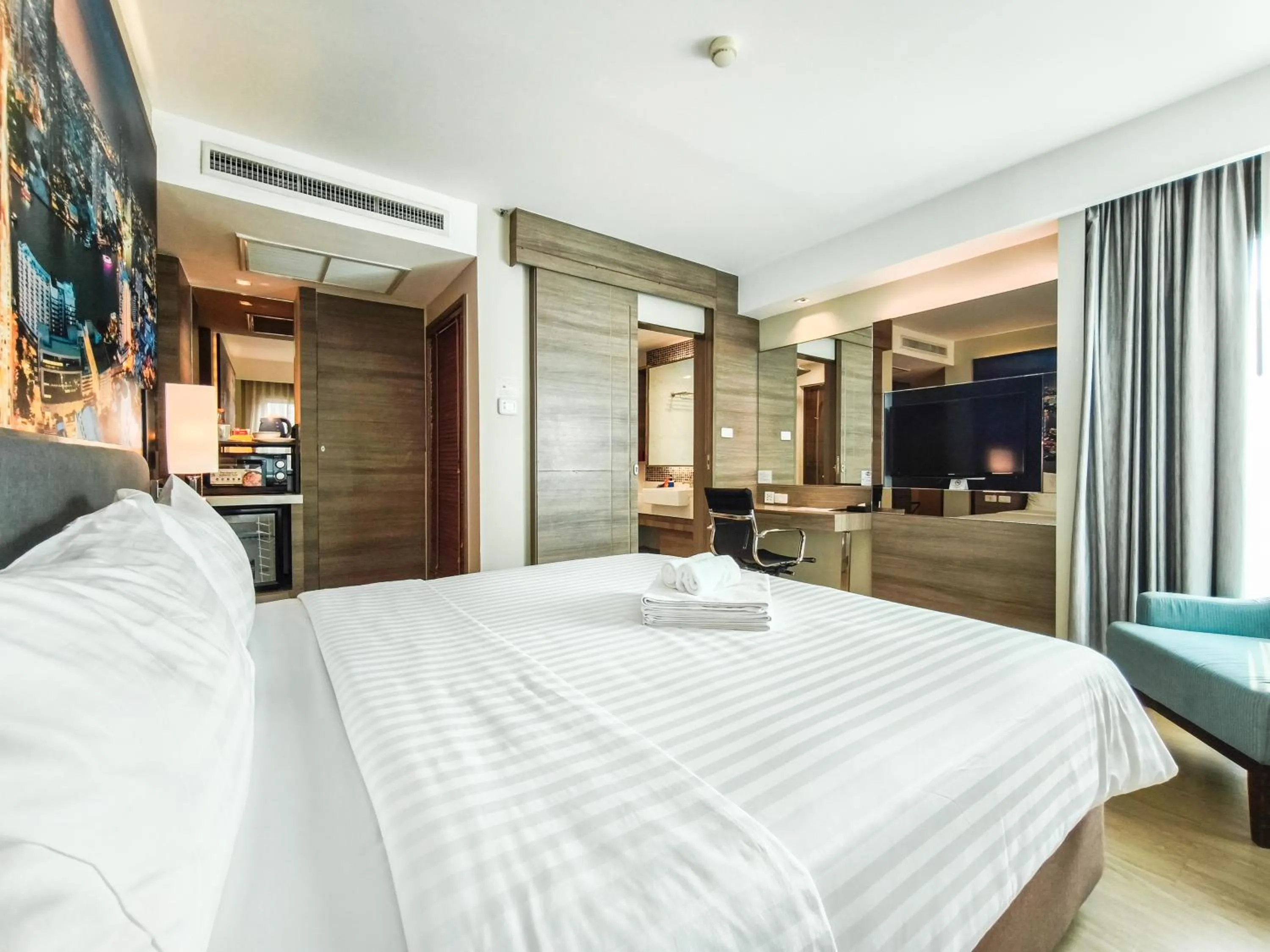 Bed in Citrus Sukhumvit 11 by Compass Hospitality