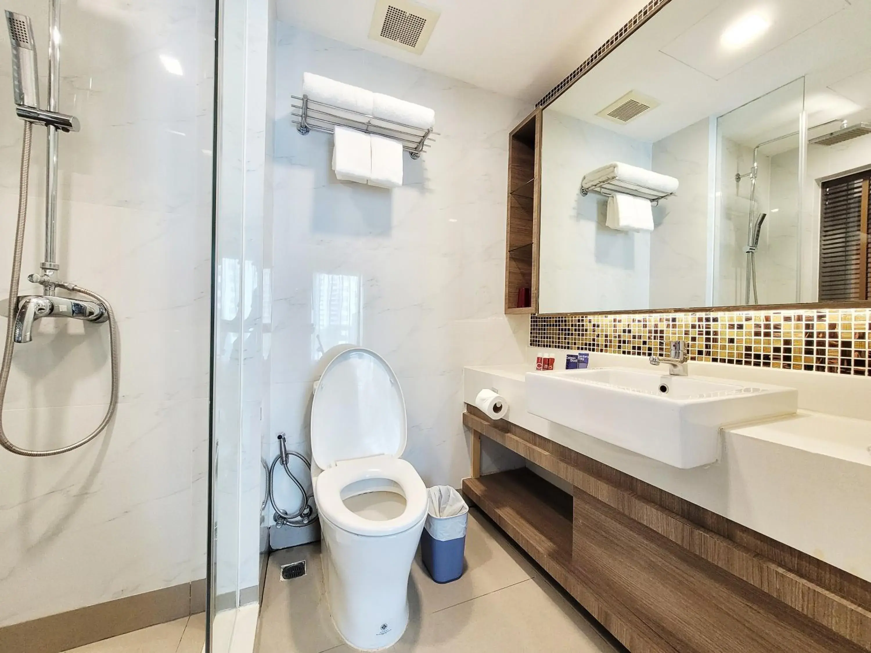 Bathroom in Citrus Sukhumvit 11 by Compass Hospitality Bathroom in Citrus Sukhumvit 11 by Compass Hospitality