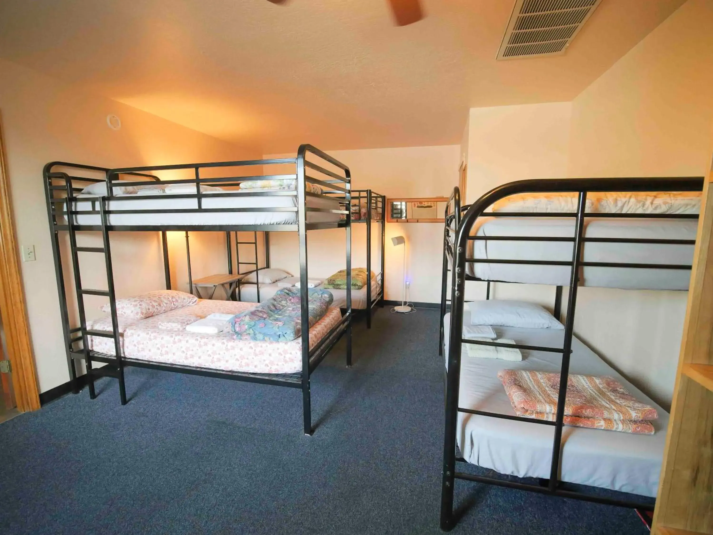 Bed in 6-Bed Dormitory Room in Ashland Commons Hostel Bed in 6-Bed Dormitory Room in Ashland Commons Hostel