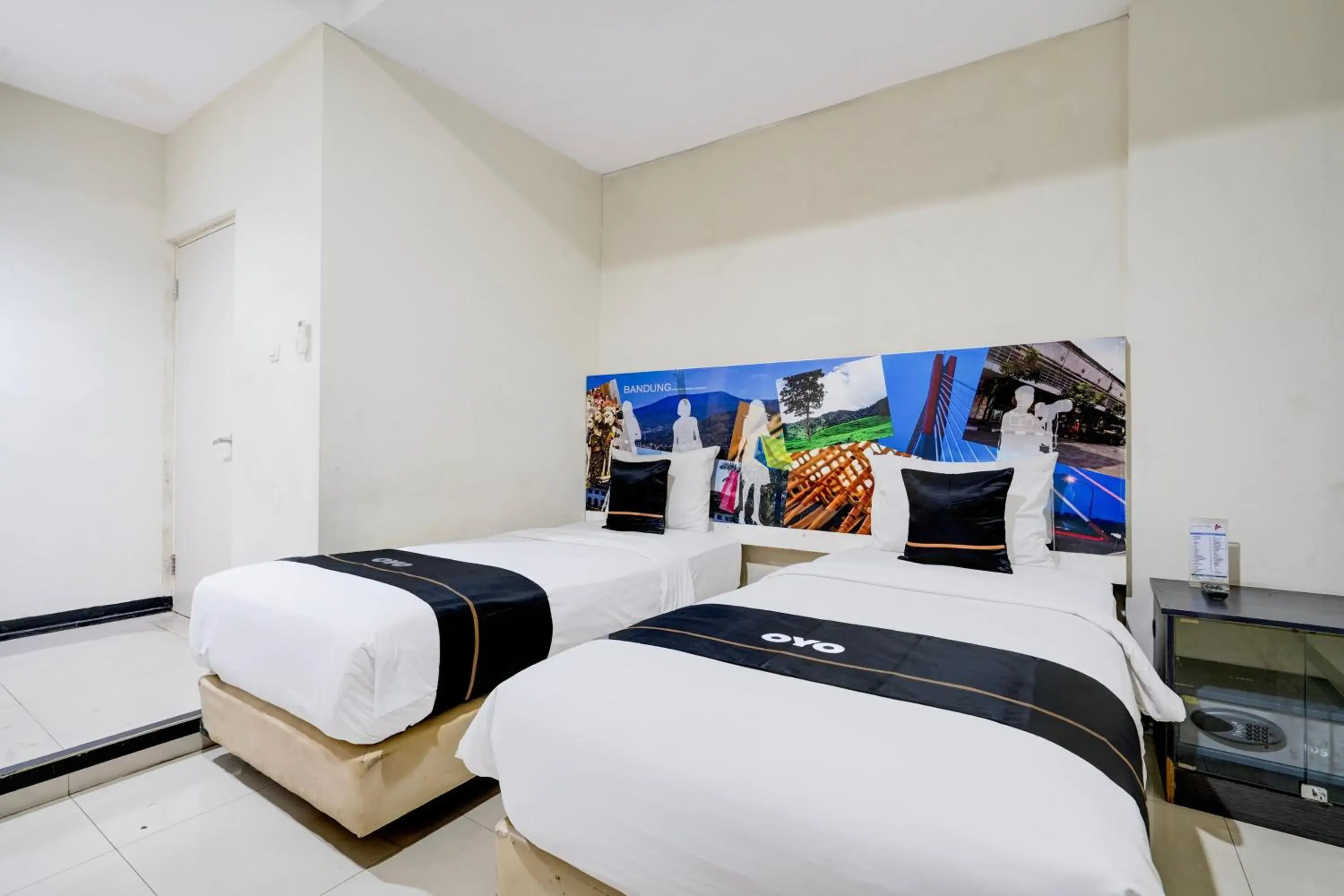 Deluxe Twin Room in Townhouse Oak Cihampelas Near Ciwalk Formerly Promenade Hotel Deluxe Twin Room in Townhouse Oak Cihampelas Near Ciwalk Formerly Promenade Hotel