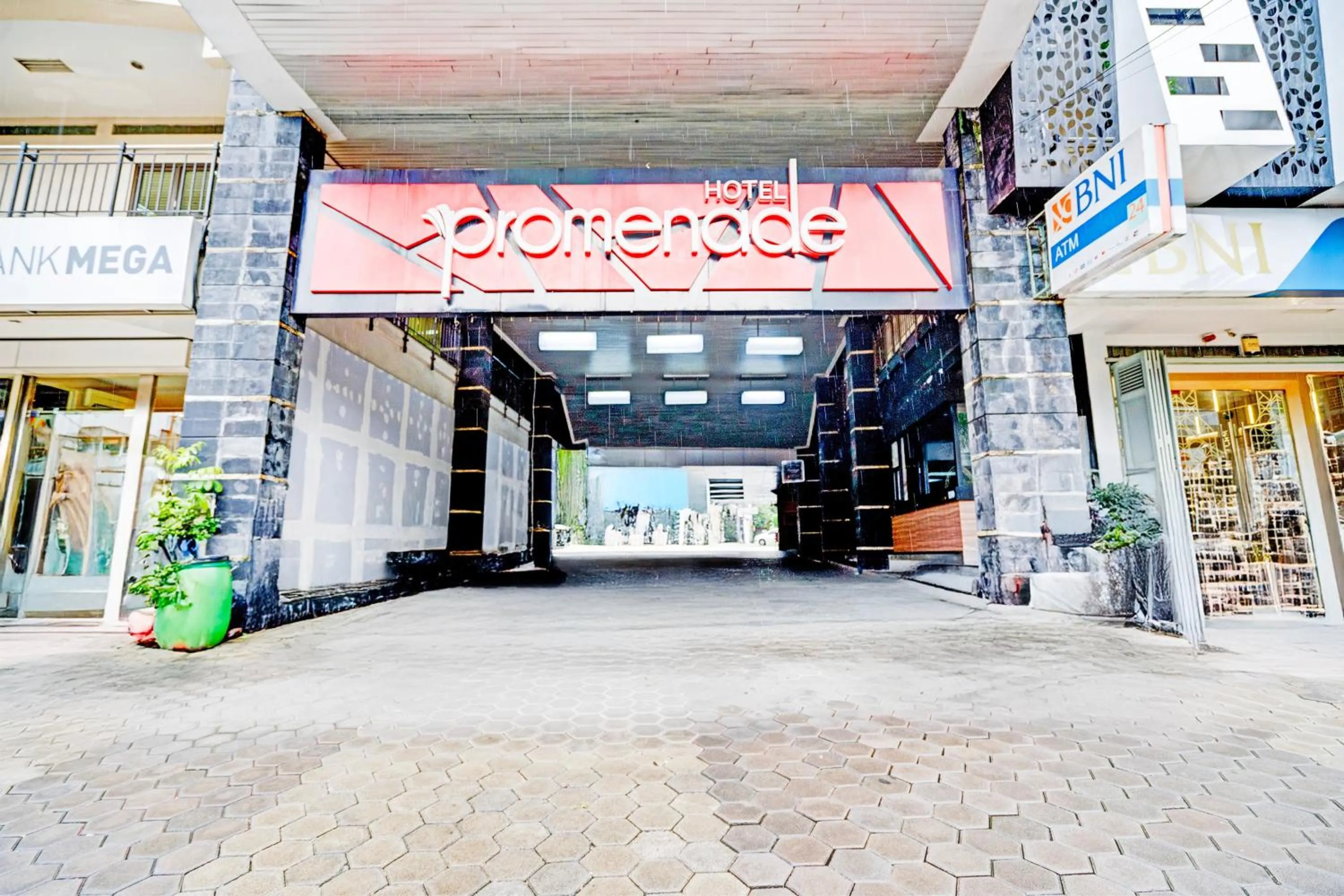 Facade/entrance in Townhouse Oak Cihampelas Near Ciwalk Formerly Promenade Hotel