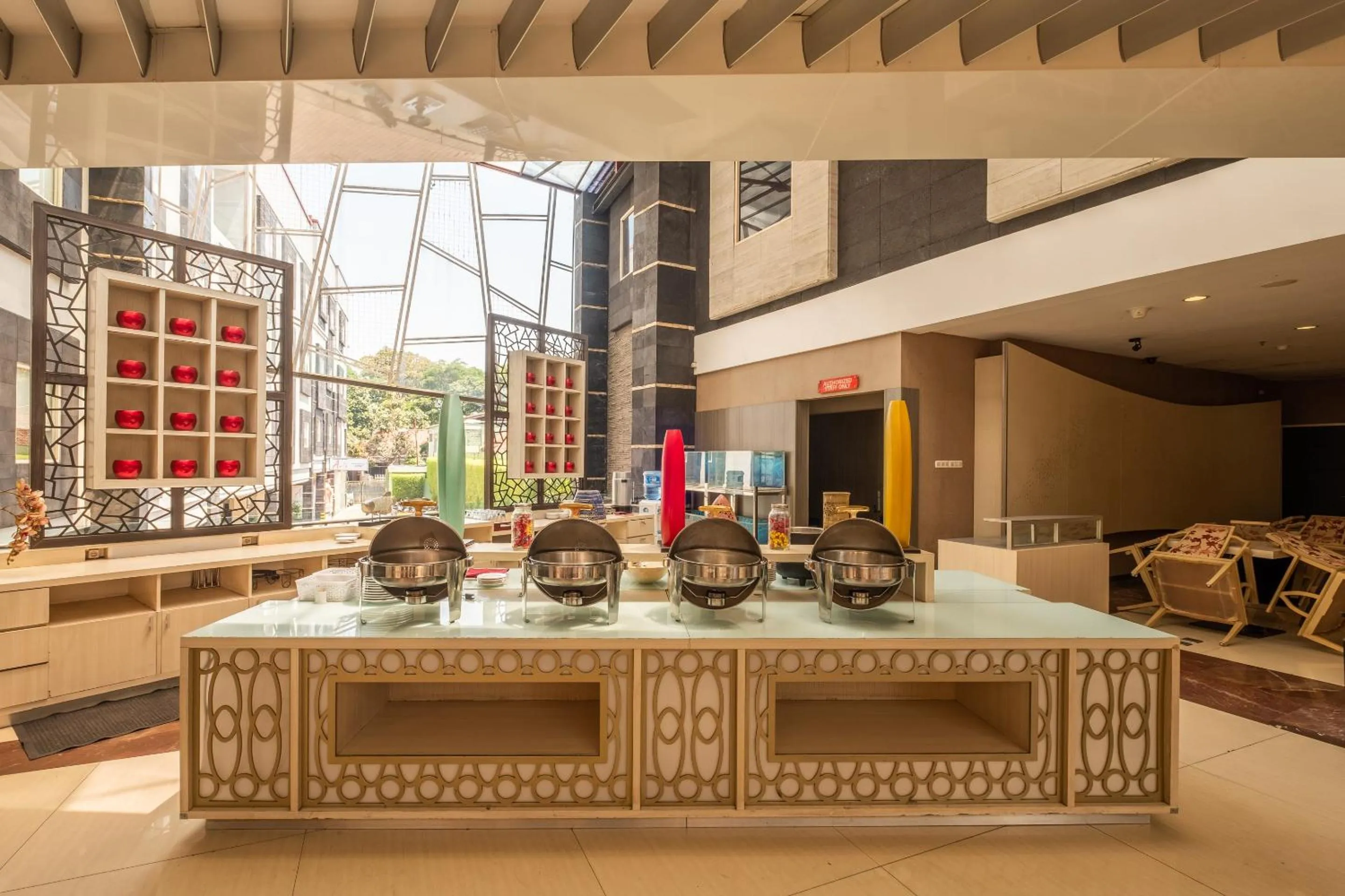 Restaurant/places to eat in Townhouse Oak Cihampelas Near Ciwalk Formerly Promenade Hotel