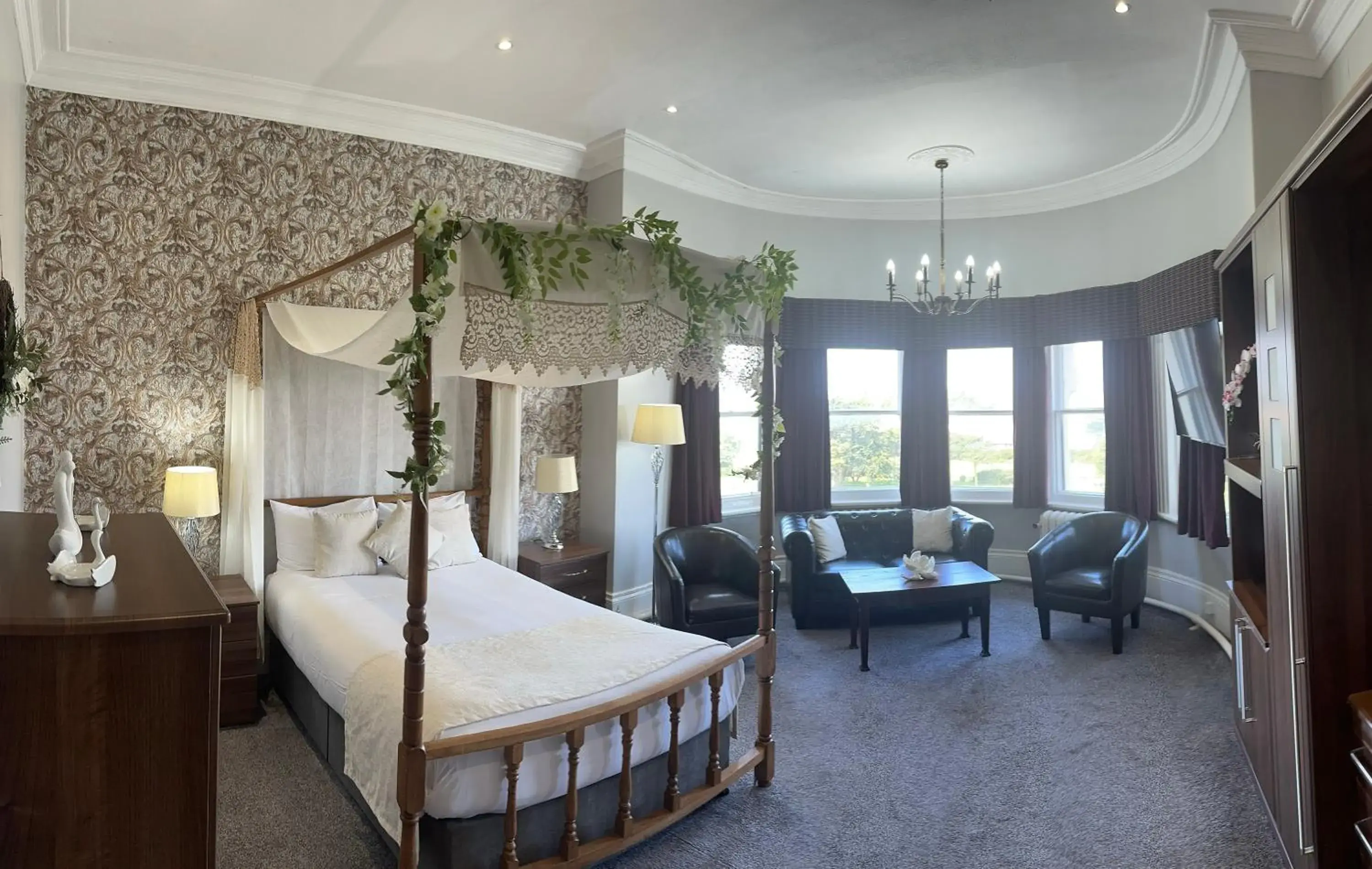 Deluxe Suite in Royal Clifton Hotel Deluxe Suite in Royal Clifton Hotel