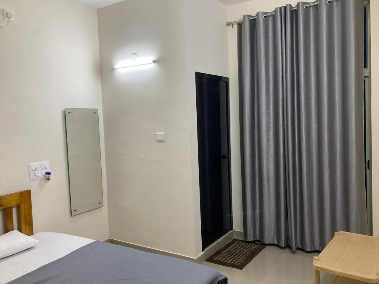 Property building, Bed in Oceanic Stay And Restaurant Gokarna