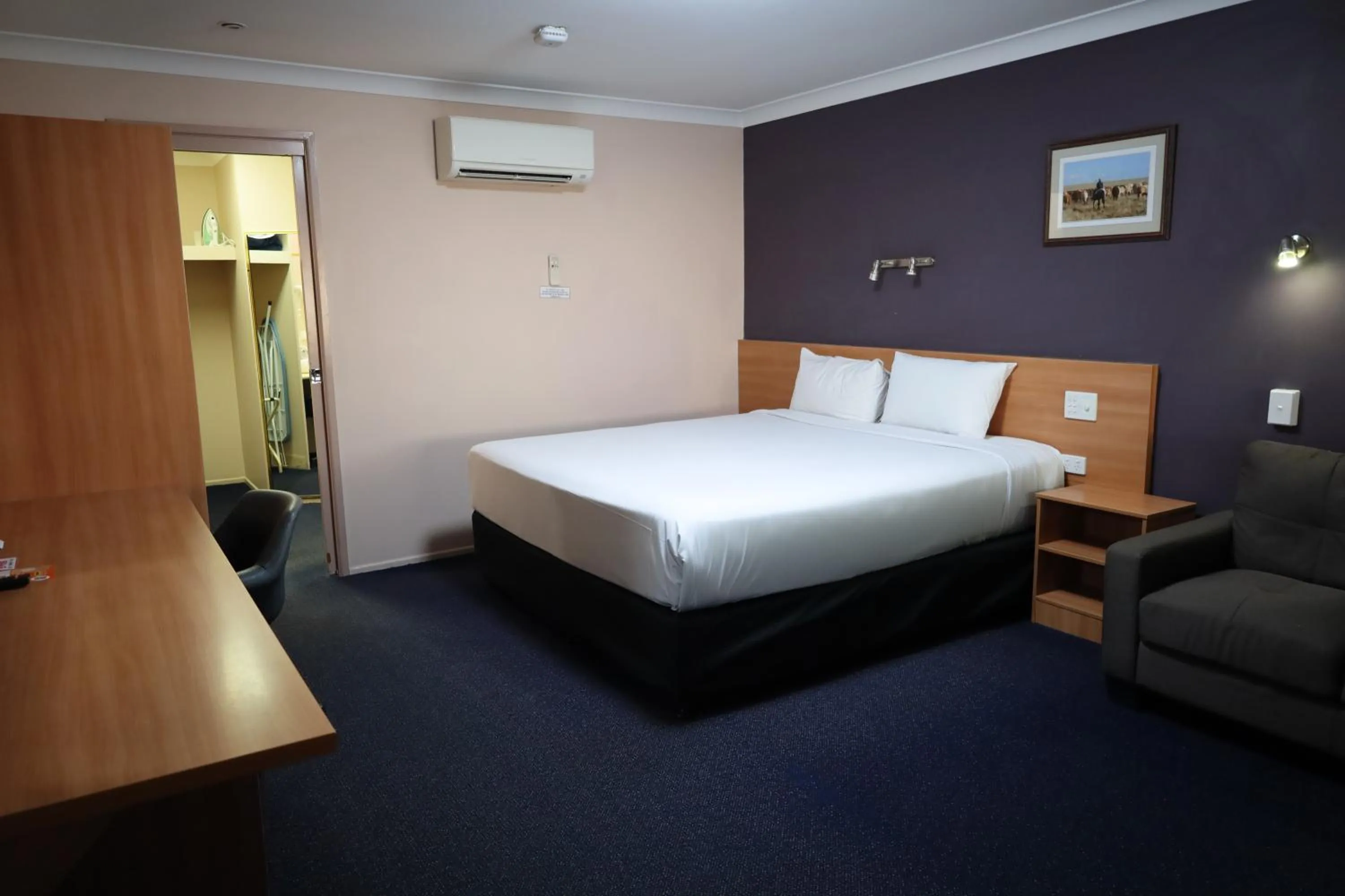 Bed in SunPalms Motel