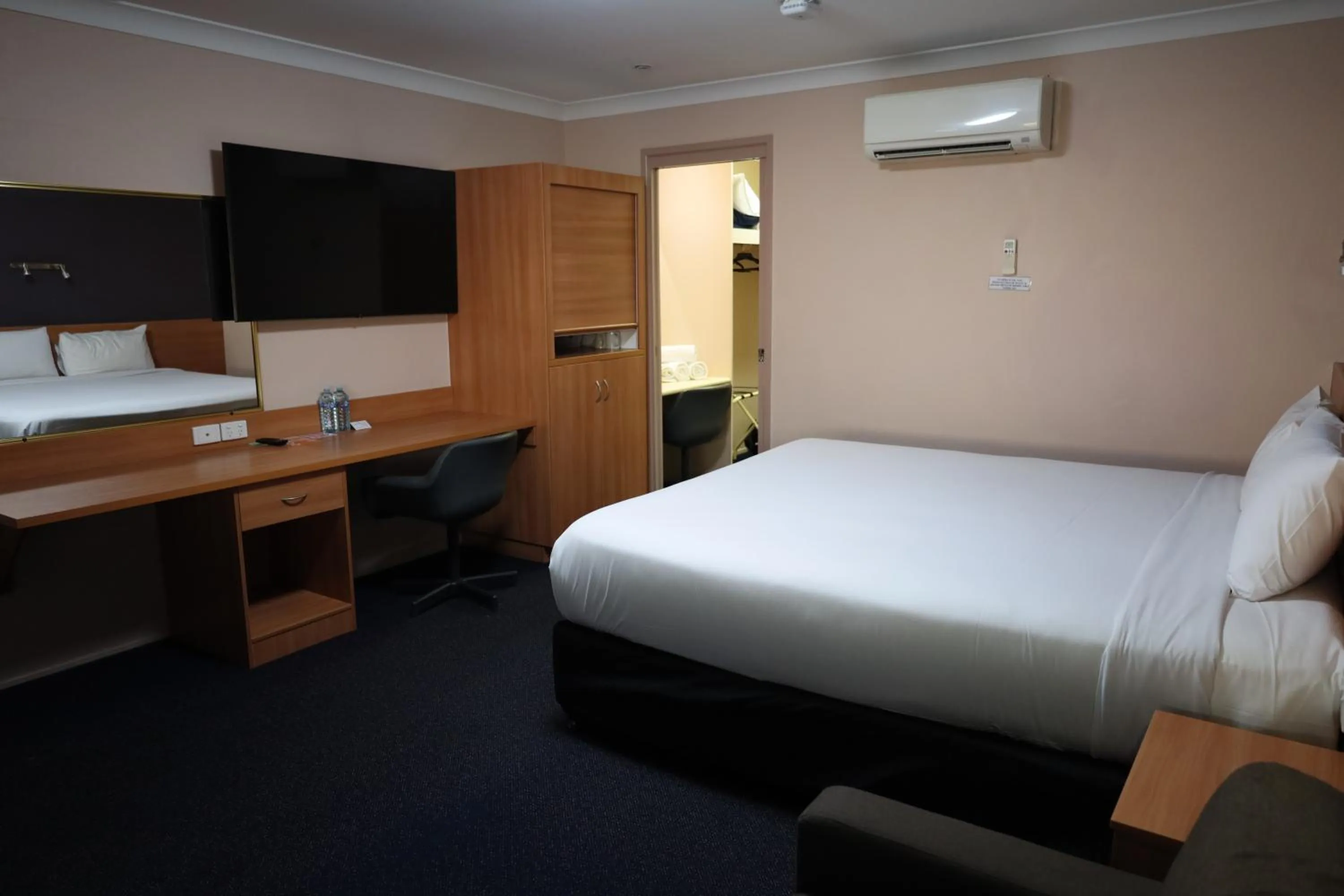 Bed in SunPalms Motel