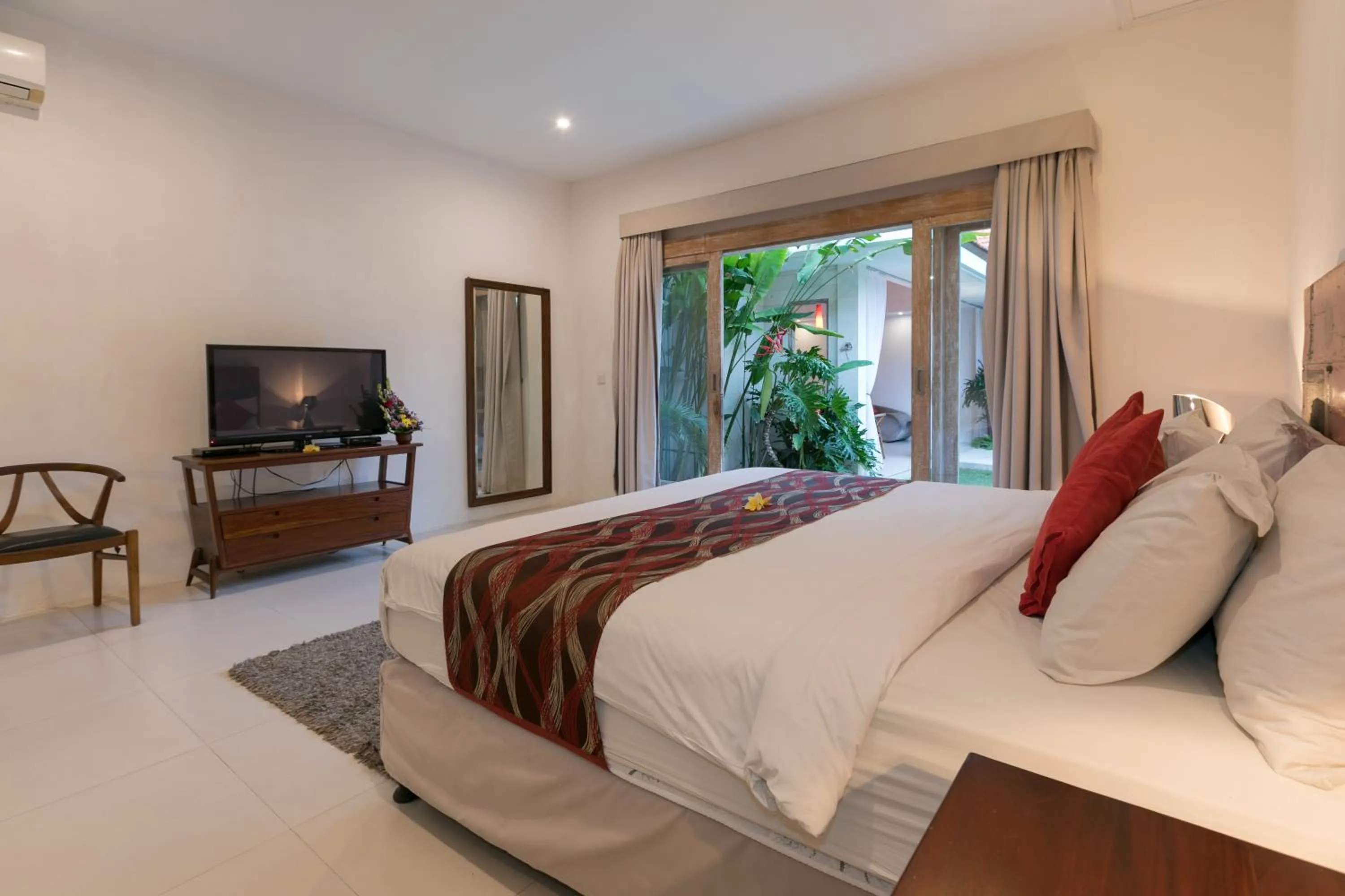 TV and multimedia, Bed in Villa Briana Seminyak by Villas R Us