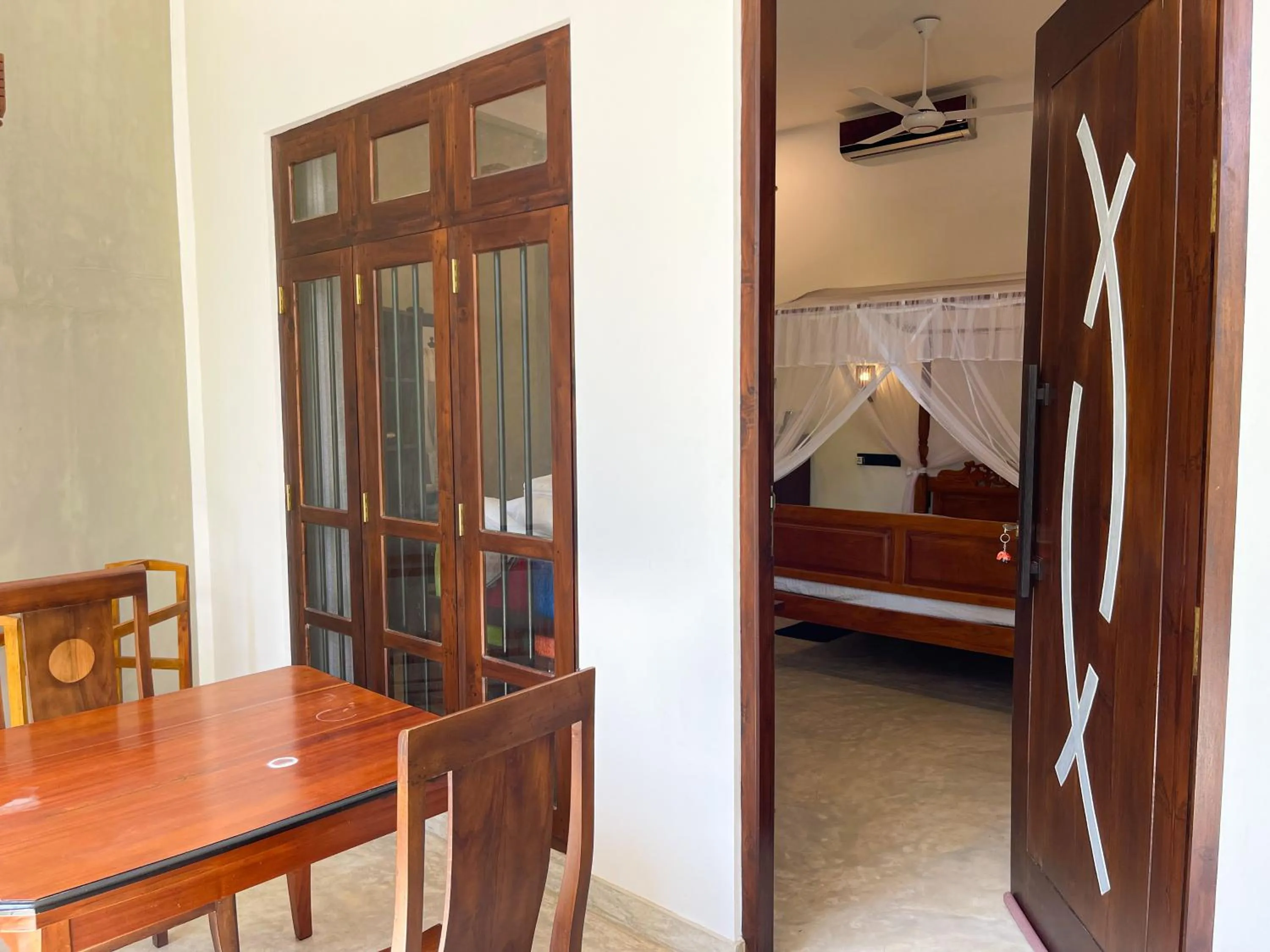 Dining area in LaRoy Mirissa