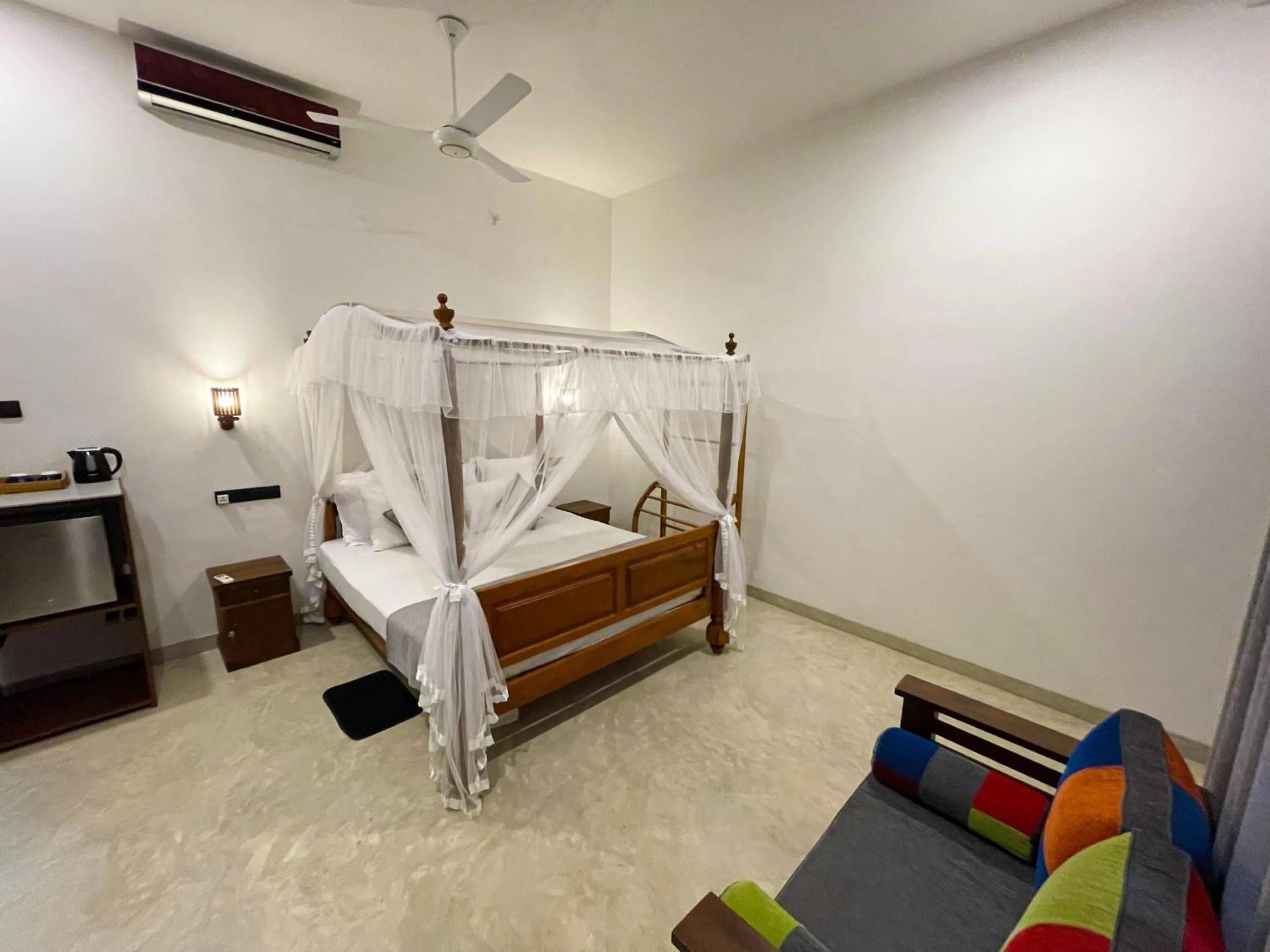 Photo of the whole room, Bed in LaRoy Mirissa