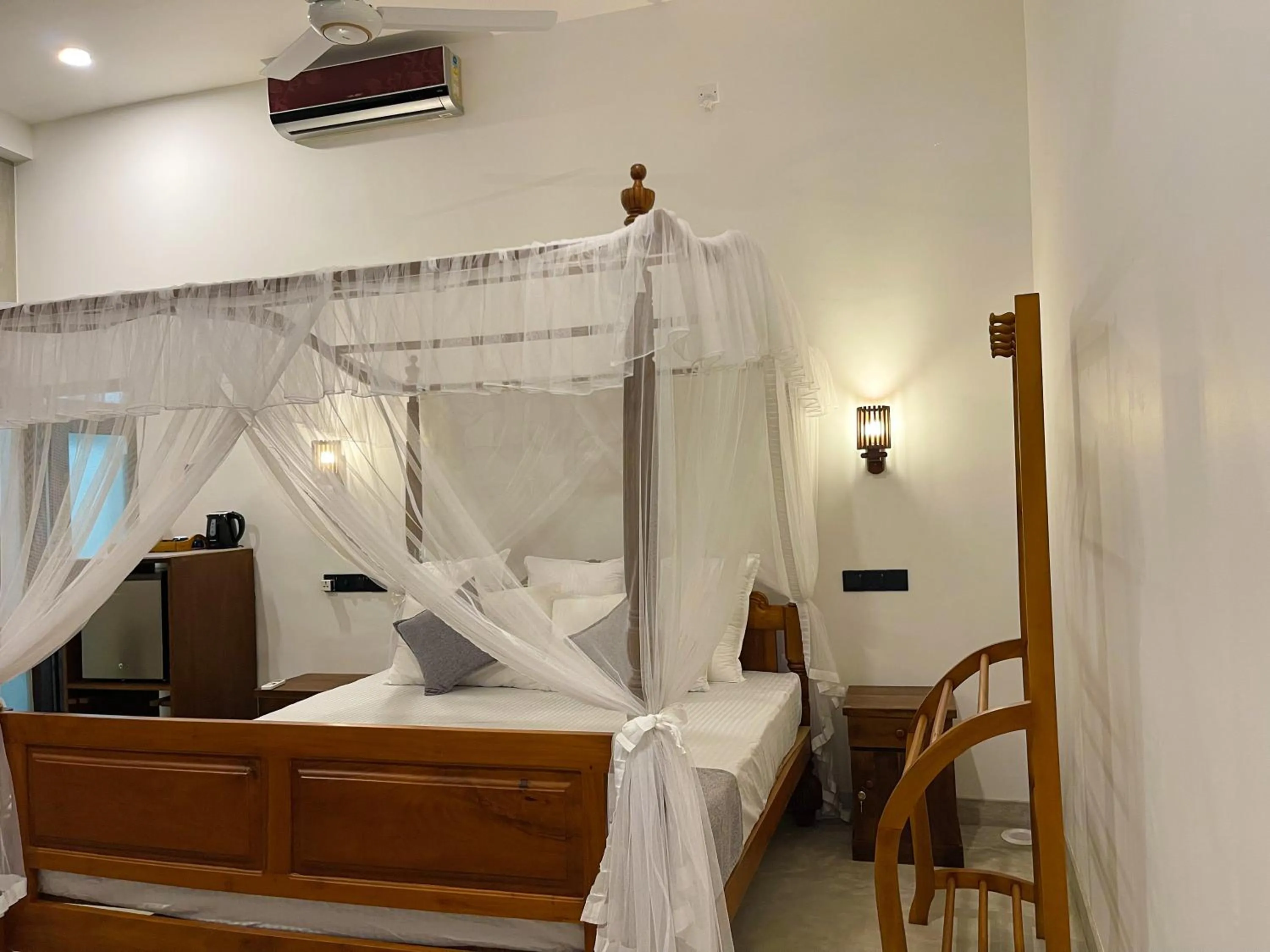 Photo of the whole room, Bed in LaRoy Mirissa