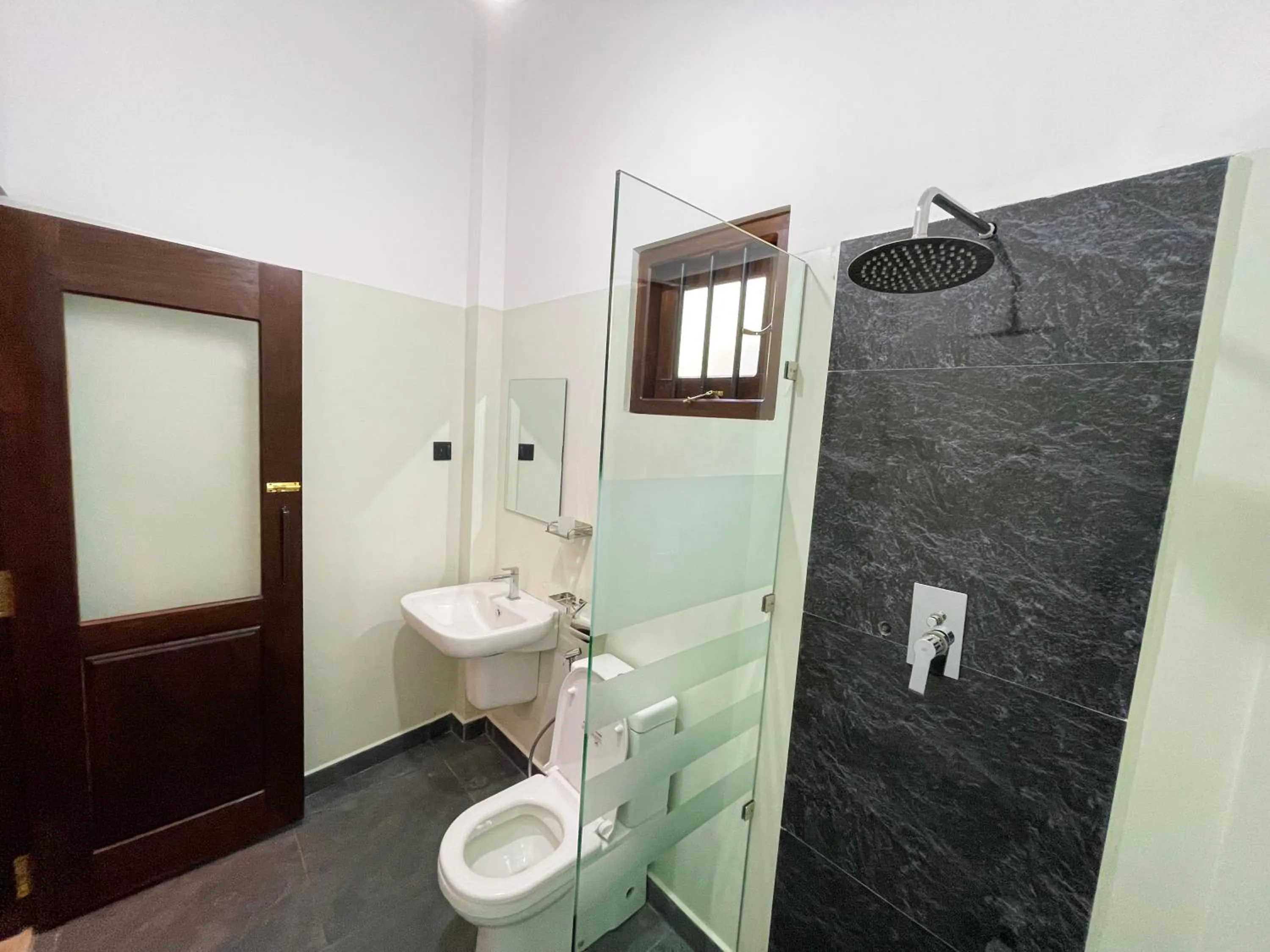 Bathroom in LaRoy Mirissa