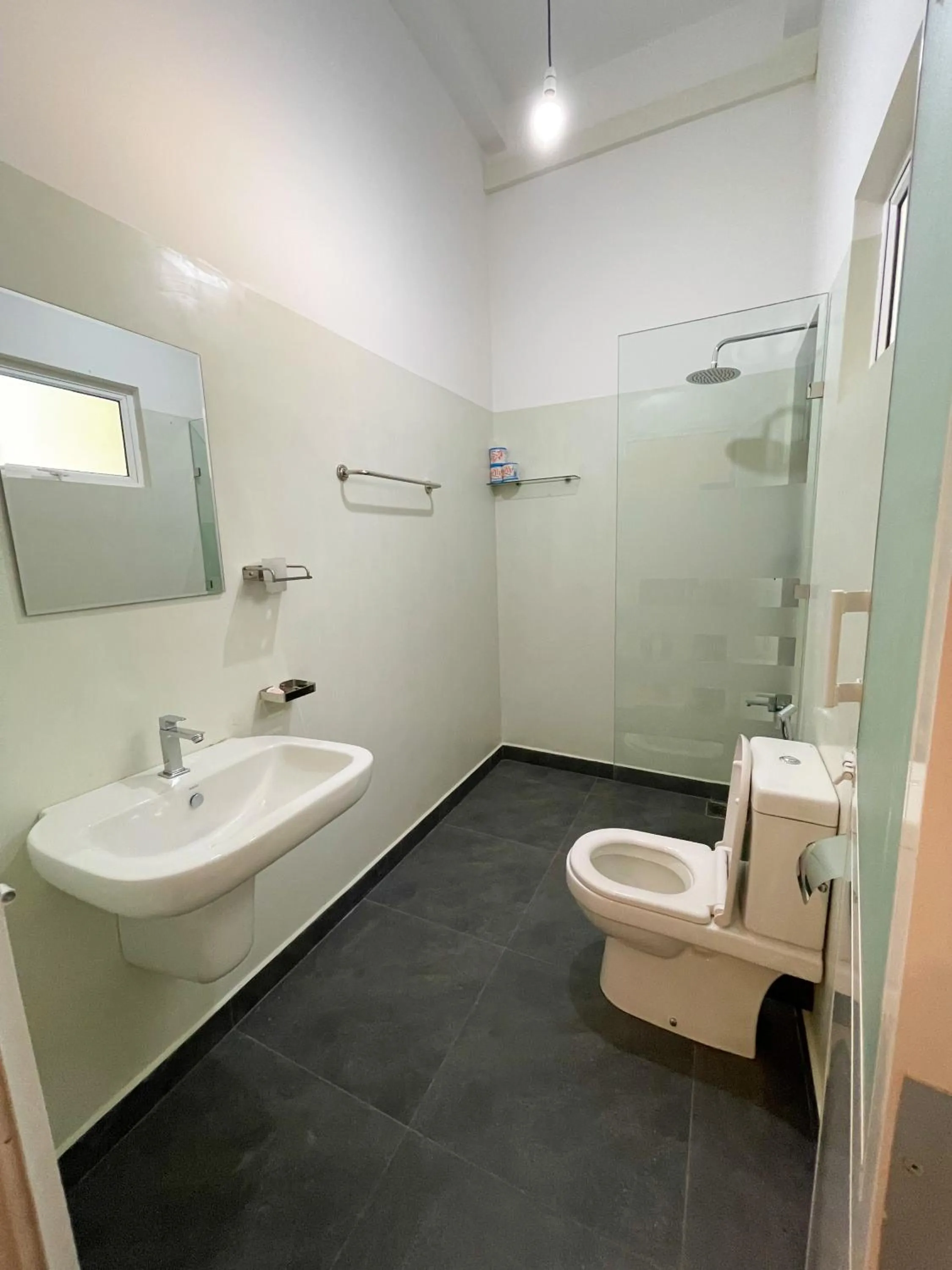 Bathroom in LaRoy Mirissa