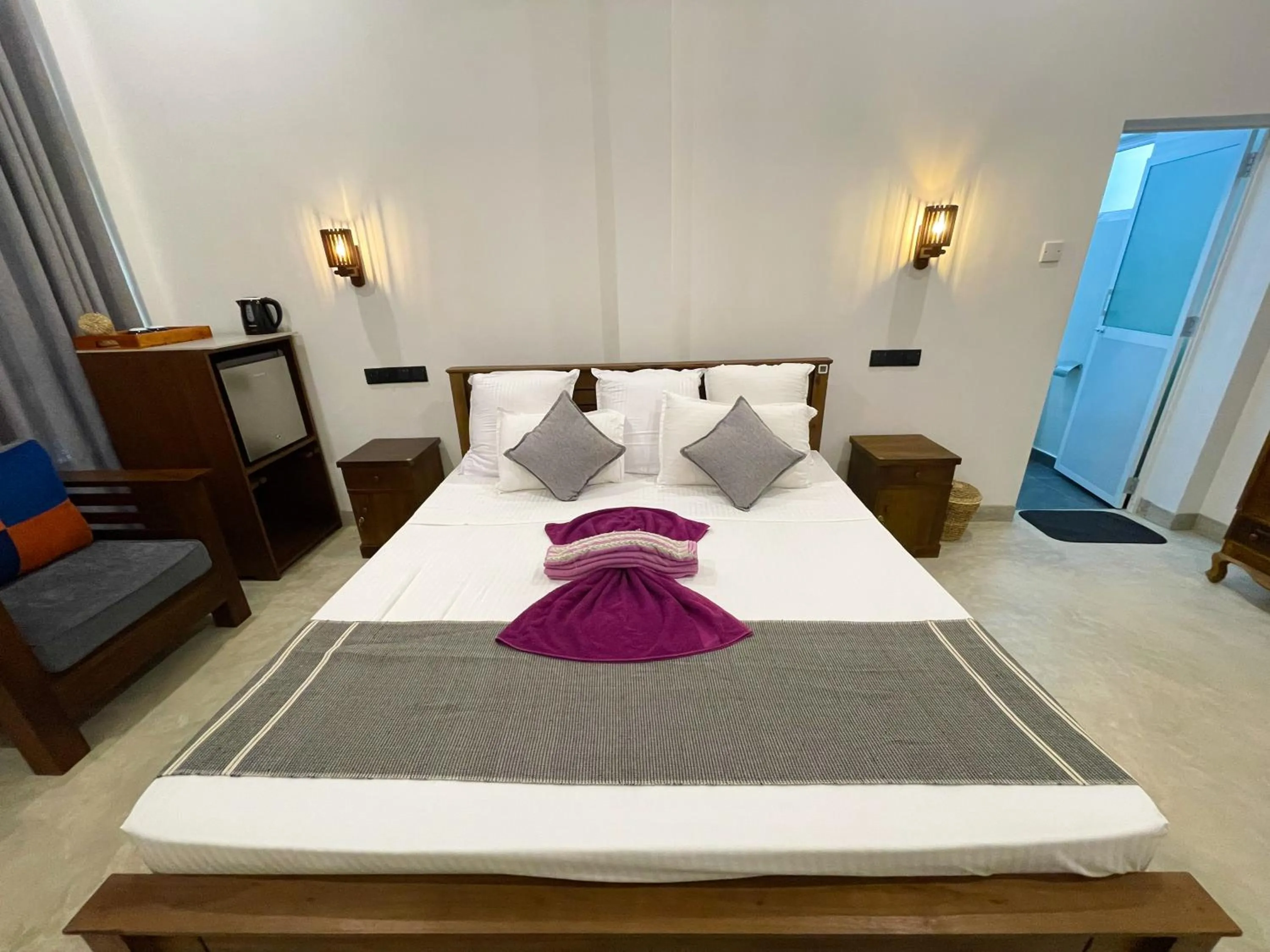 Photo of the whole room, Bed in LaRoy Mirissa