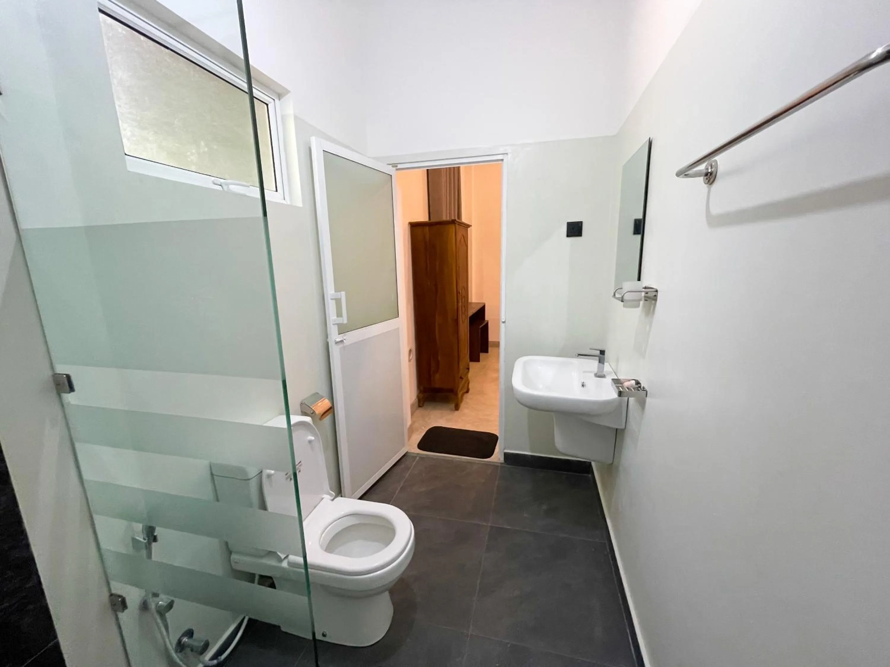 Bathroom in LaRoy Mirissa